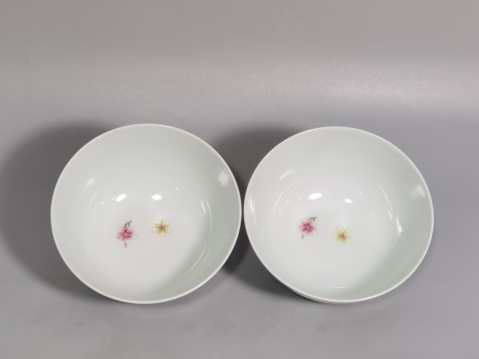 Qing Dynasty Yongzheng pair of pastel butterfly pattern plum blossom bowls