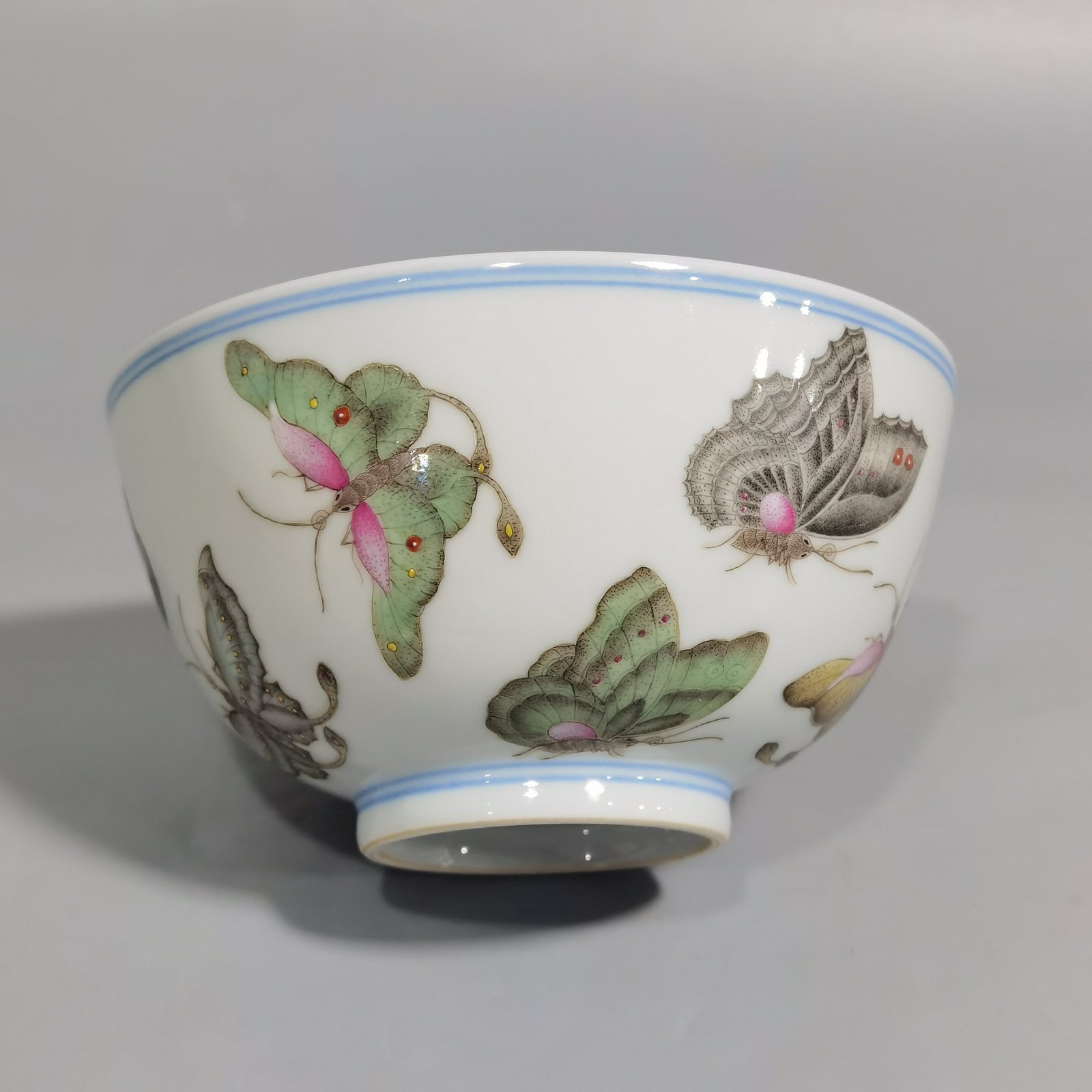 Qing Dynasty Yongzheng pair of pastel butterfly pattern plum blossom bowls