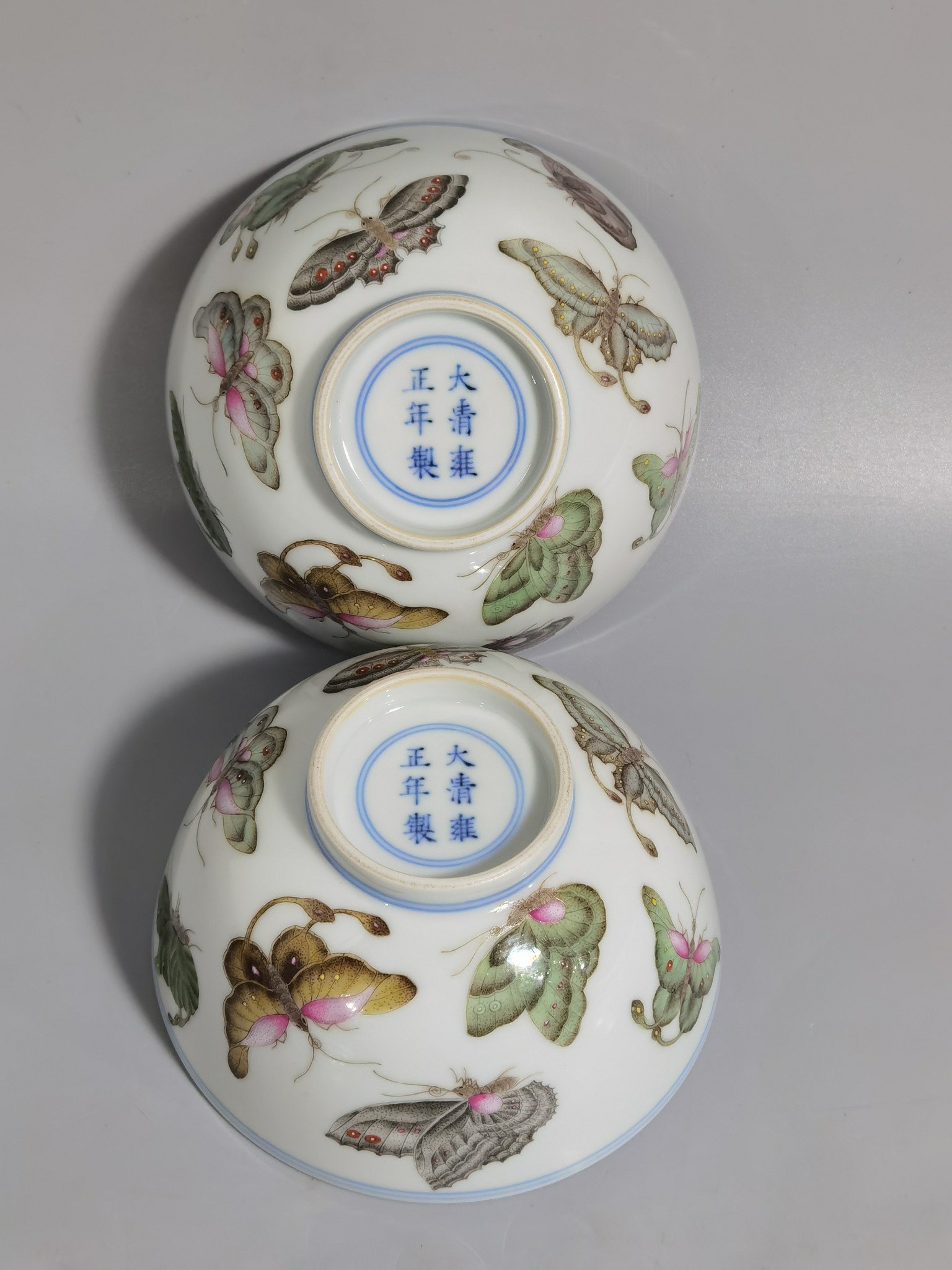 Qing Dynasty Yongzheng pair of pastel butterfly pattern plum blossom bowls