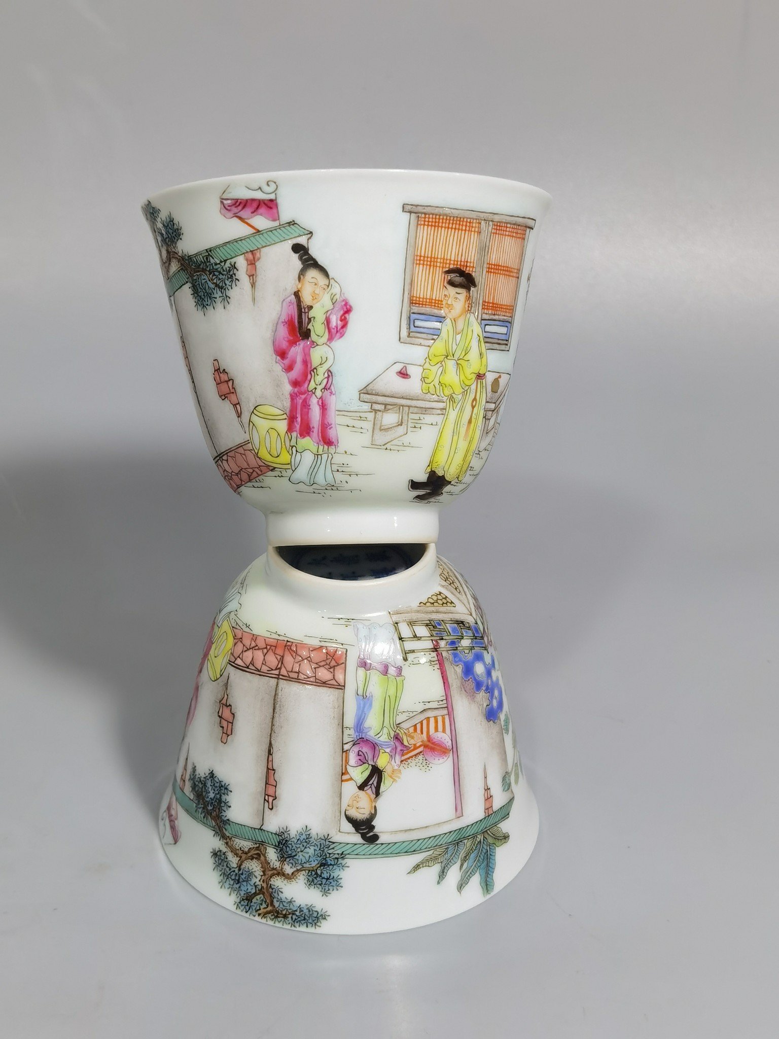Qing Dynasty Yongzheng Pastel Painted Cup with Characters and Stories