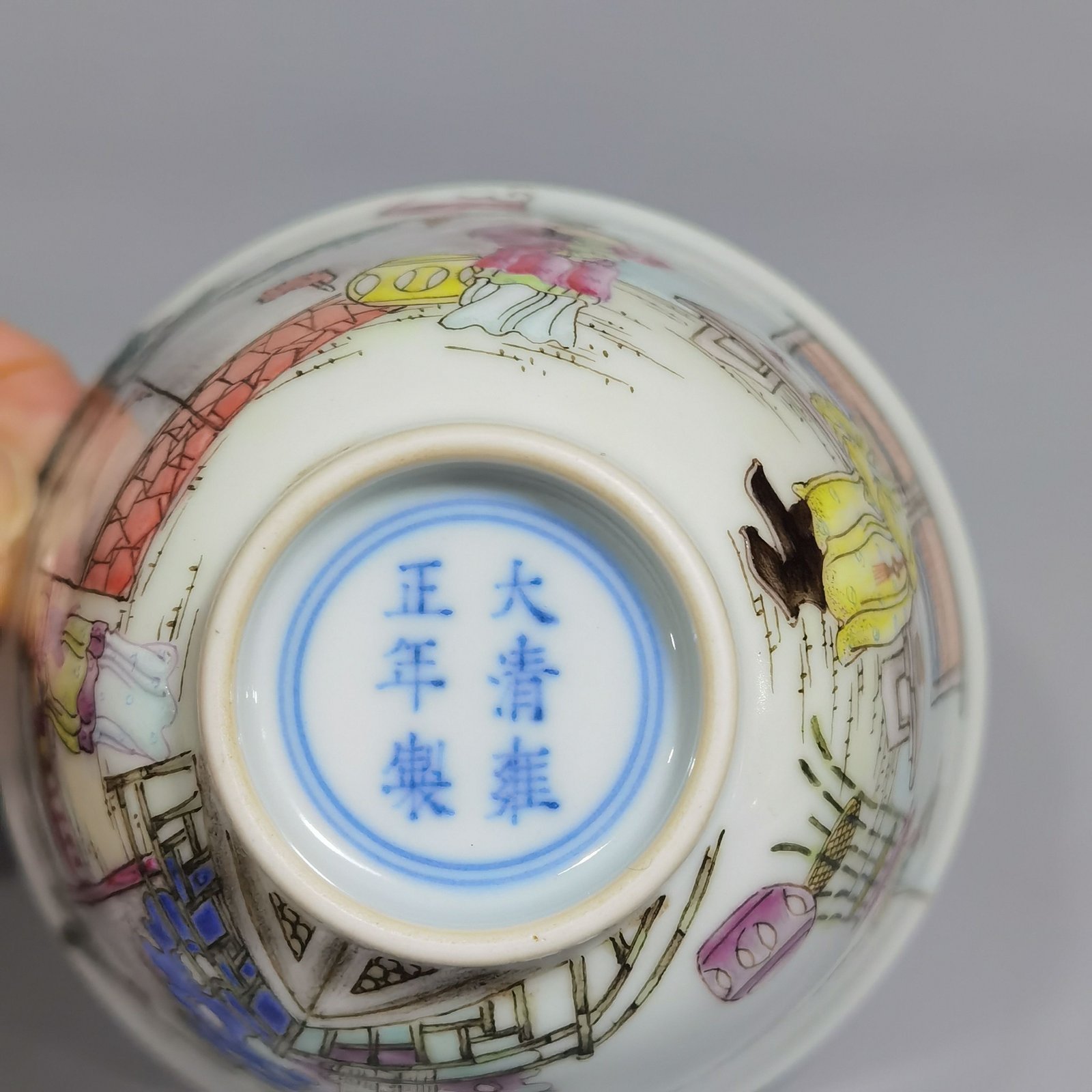 Qing Dynasty Yongzheng Pastel Painted Cup with Characters and Stories