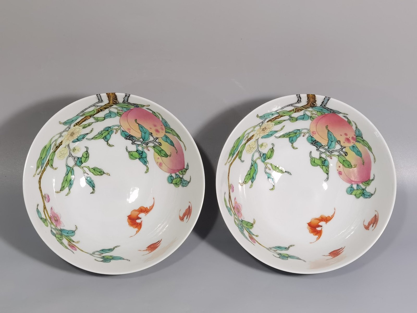 Qing Dynasty Yongzheng pair of pastel-colored six-peach and five-blessing bowl