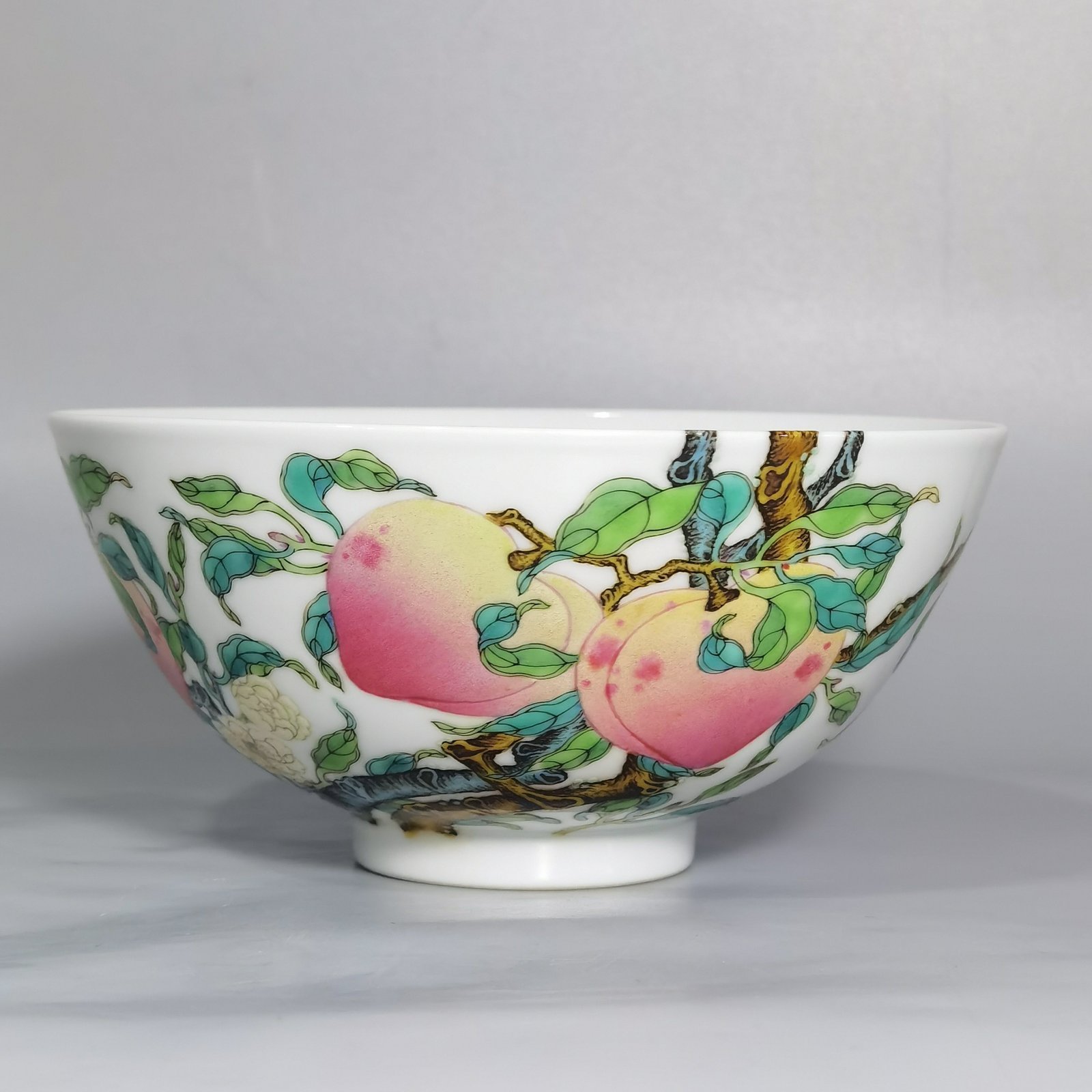 Qing Dynasty Yongzheng pair of pastel-colored six-peach and five-blessing bowl