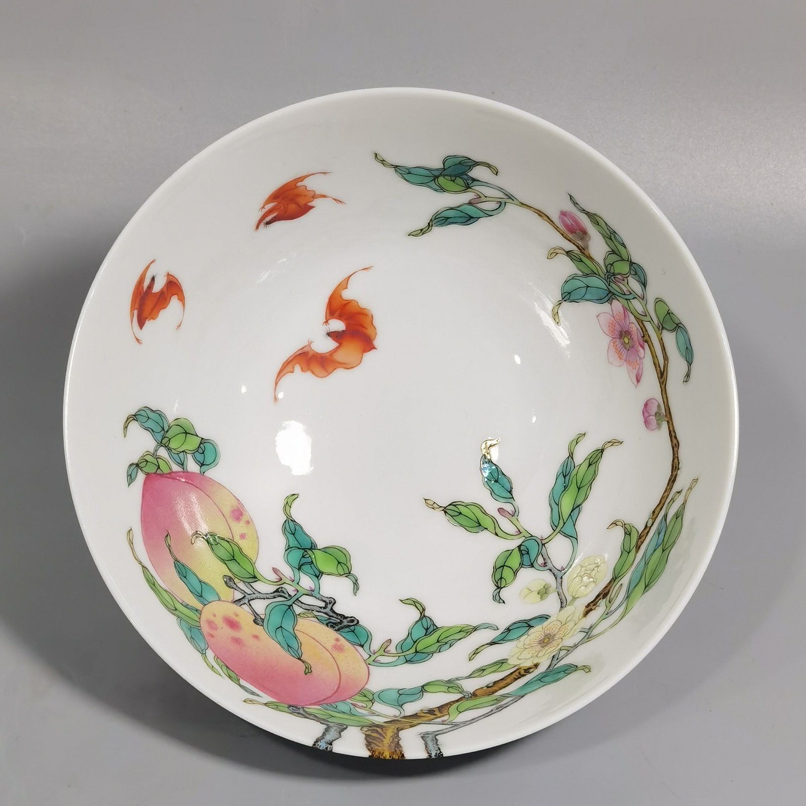 Qing Dynasty Yongzheng pair of pastel-colored six-peach and five-blessing bowl