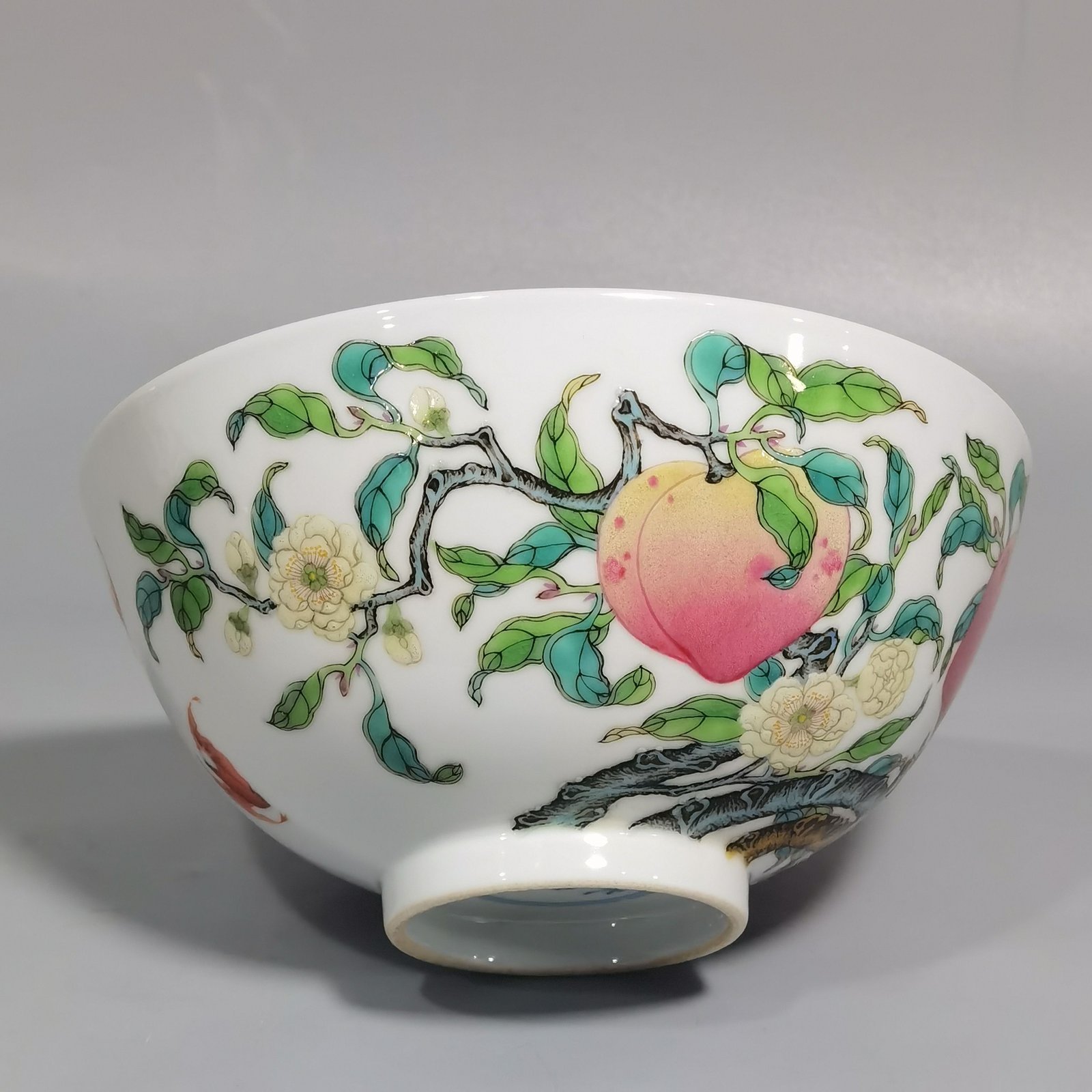 Qing Dynasty Yongzheng pair of pastel-colored six-peach and five-blessing bowl
