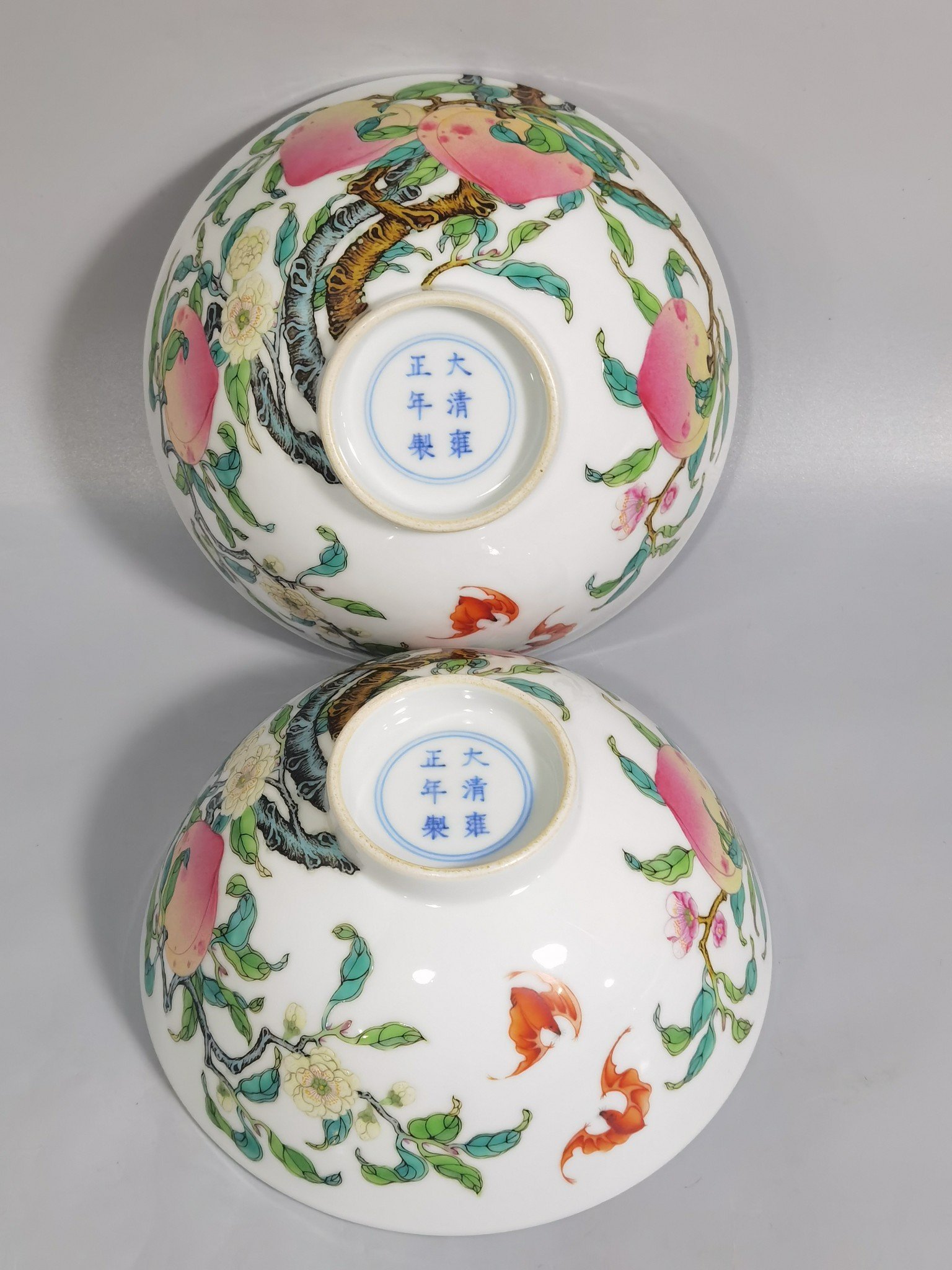 Qing Dynasty Yongzheng pair of pastel-colored six-peach and five-blessing bowl