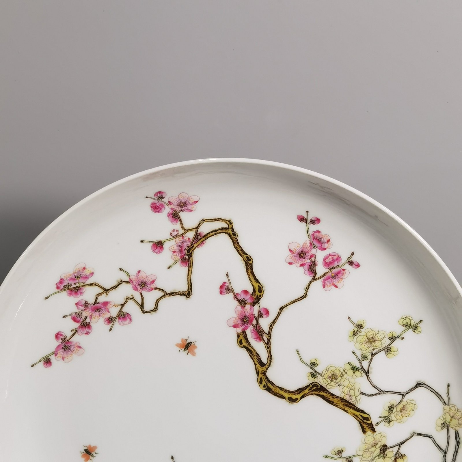 Qing Dynasty Yongzheng Pastel plum blossom peony and Ganoderma lucidum pattern plate