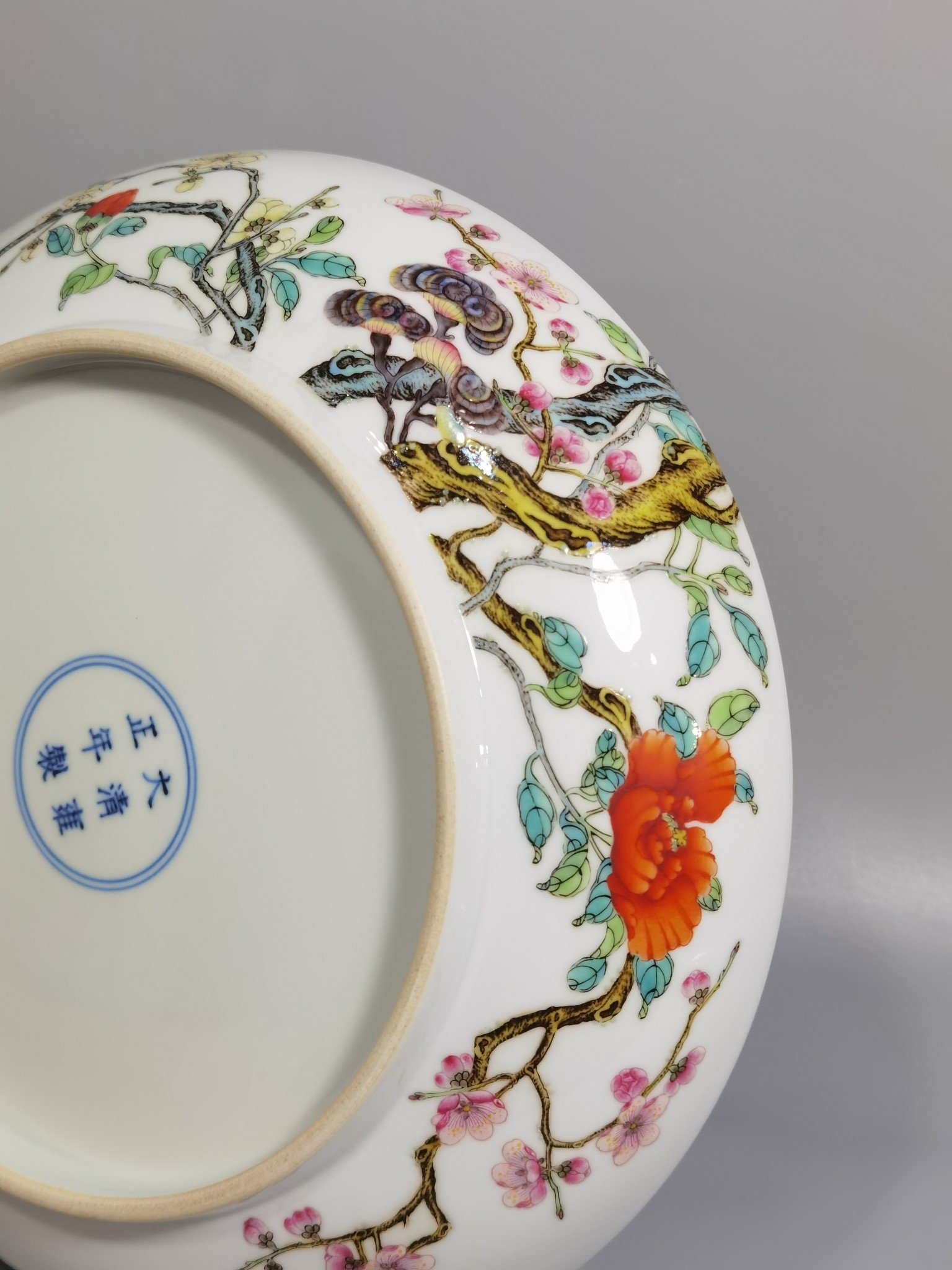 Qing Dynasty Yongzheng Pastel plum blossom peony and Ganoderma lucidum pattern plate