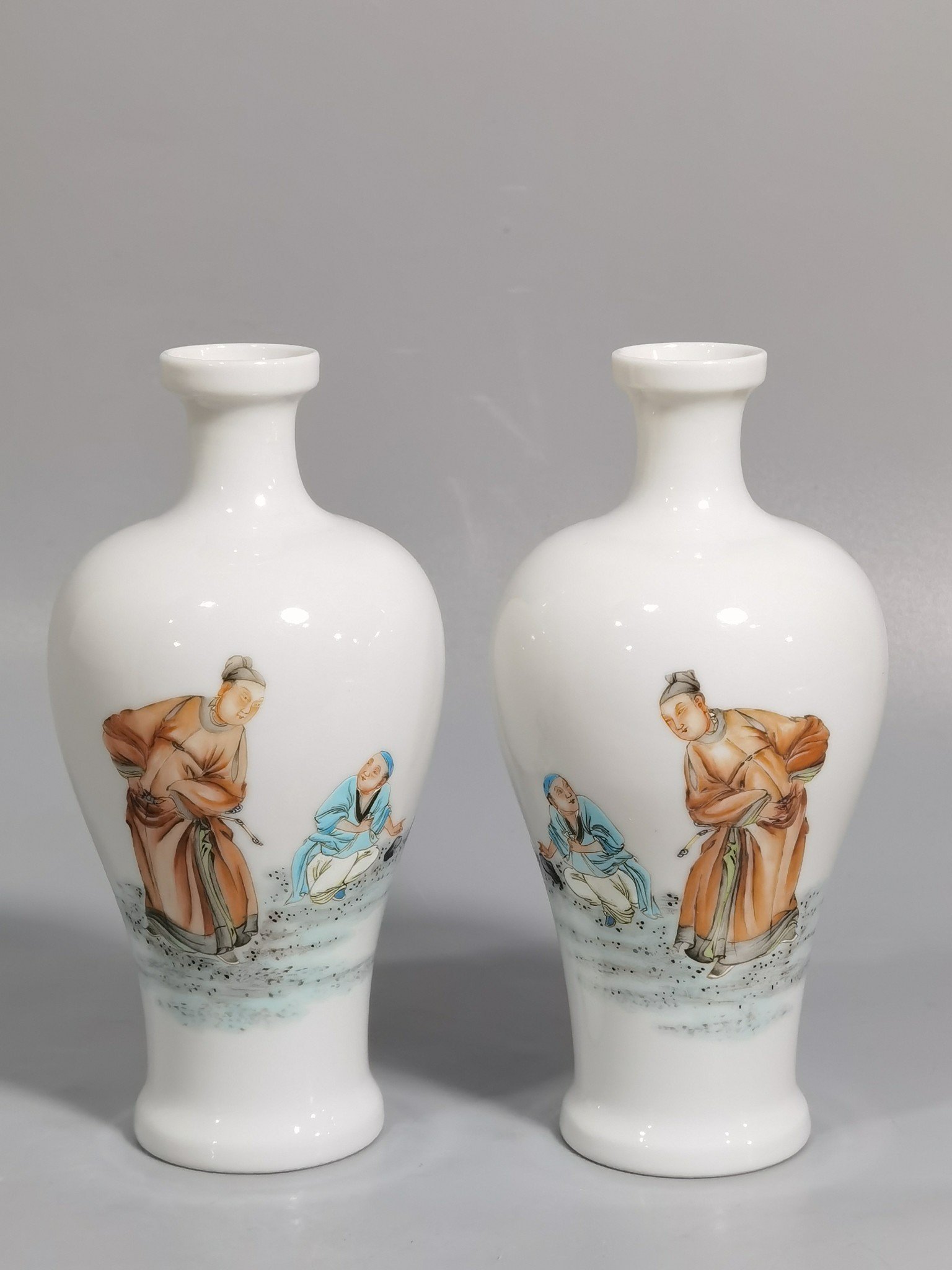 Qing Dynasty Yongzheng pair of small-mouthed bottles with famille rose paintings of Coats