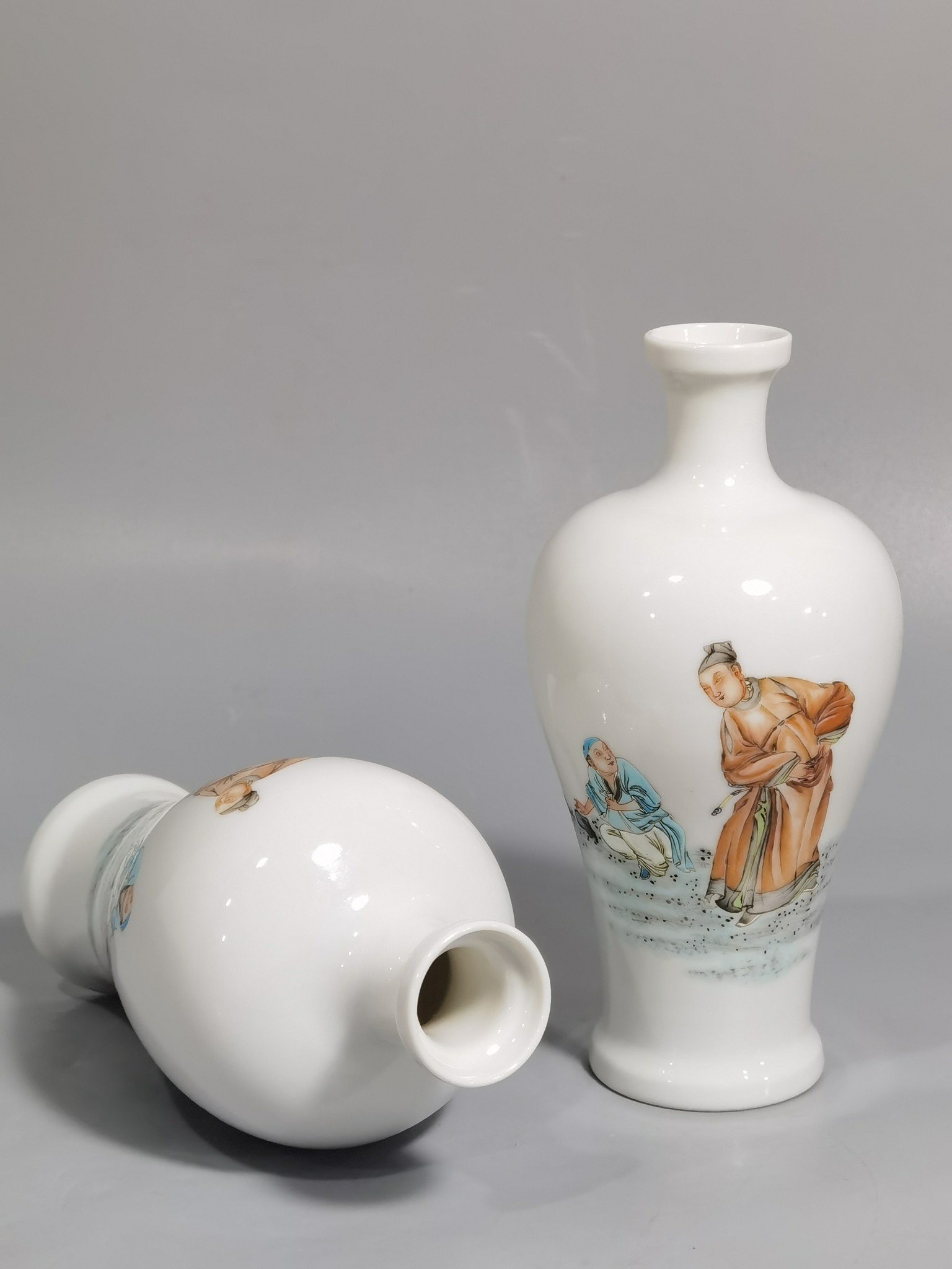 Qing Dynasty Yongzheng pair of small-mouthed bottles with famille rose paintings of Coats