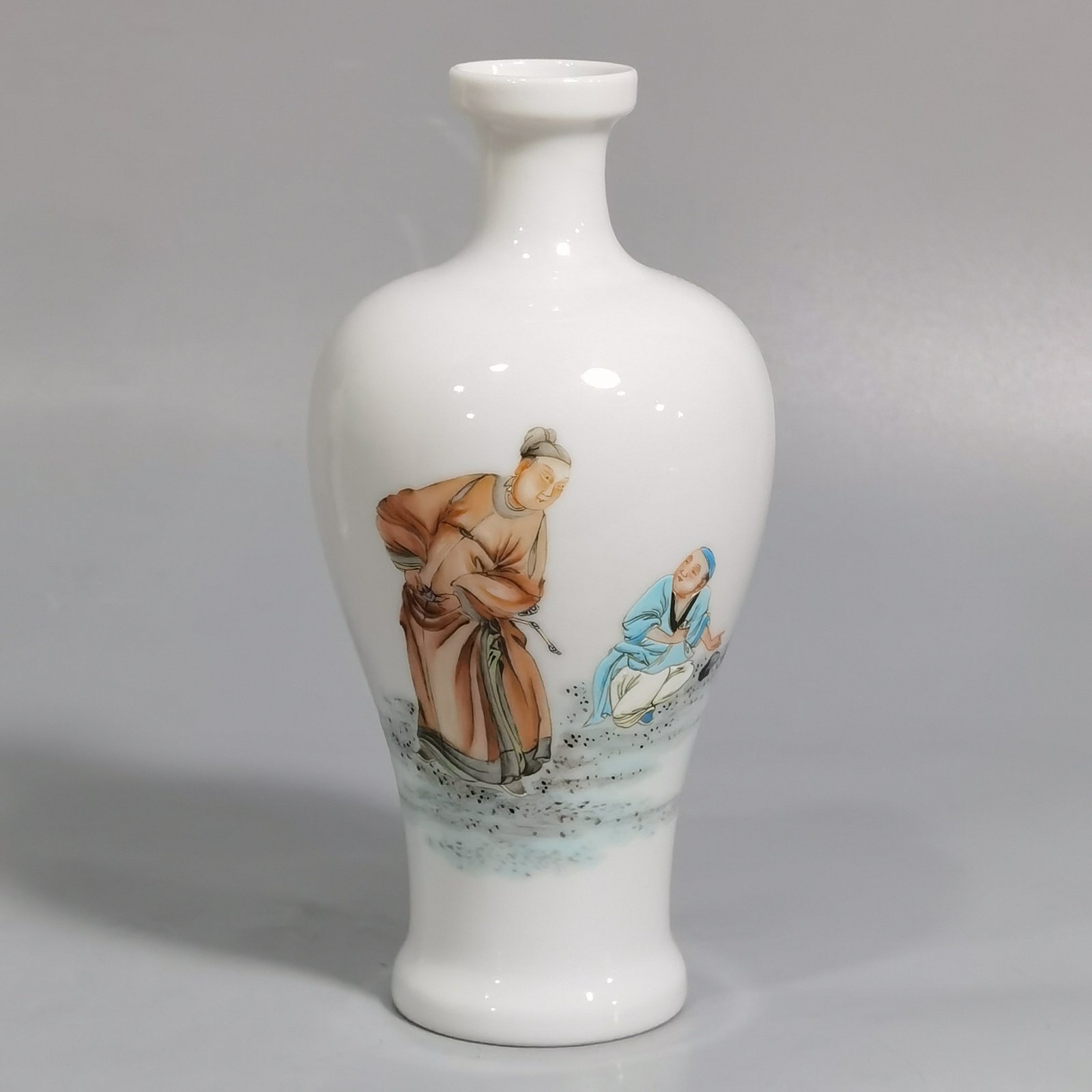 Qing Dynasty Yongzheng pair of small-mouthed bottles with famille rose paintings of Coats