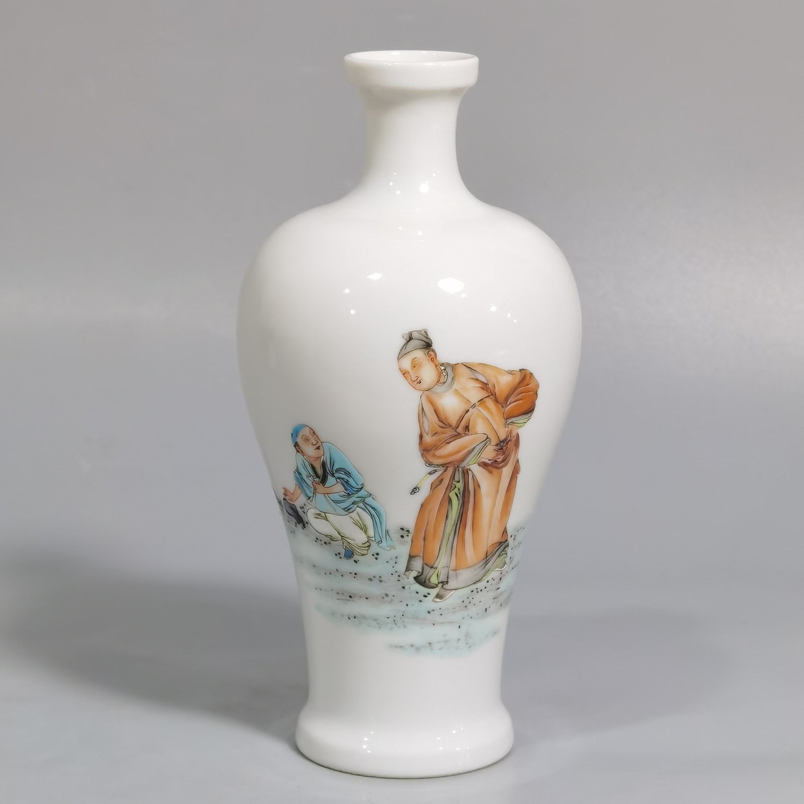 Qing Dynasty Yongzheng pair of small-mouthed bottles with famille rose paintings of Coats