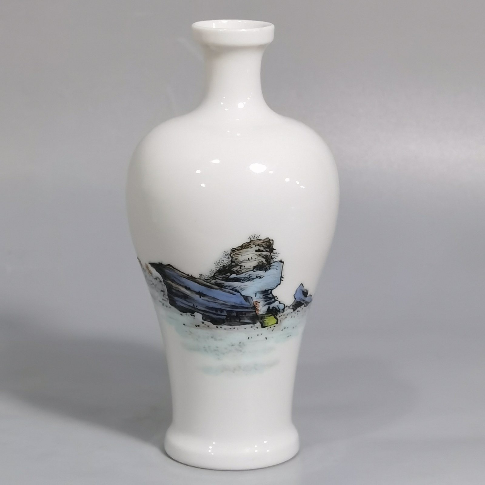 Qing Dynasty Yongzheng pair of small-mouthed bottles with famille rose paintings of Coats