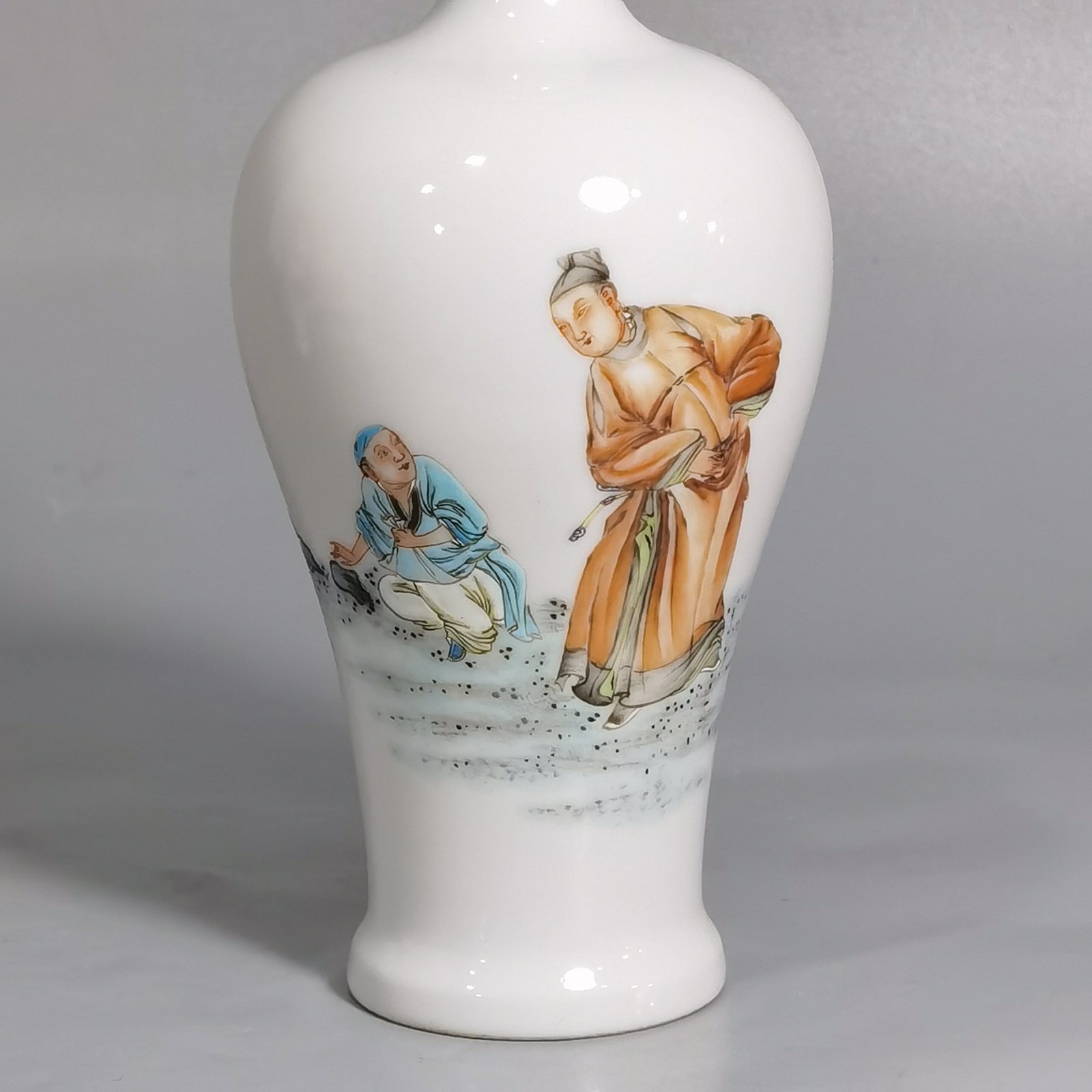 Qing Dynasty Yongzheng pair of small-mouthed bottles with famille rose paintings of Coats