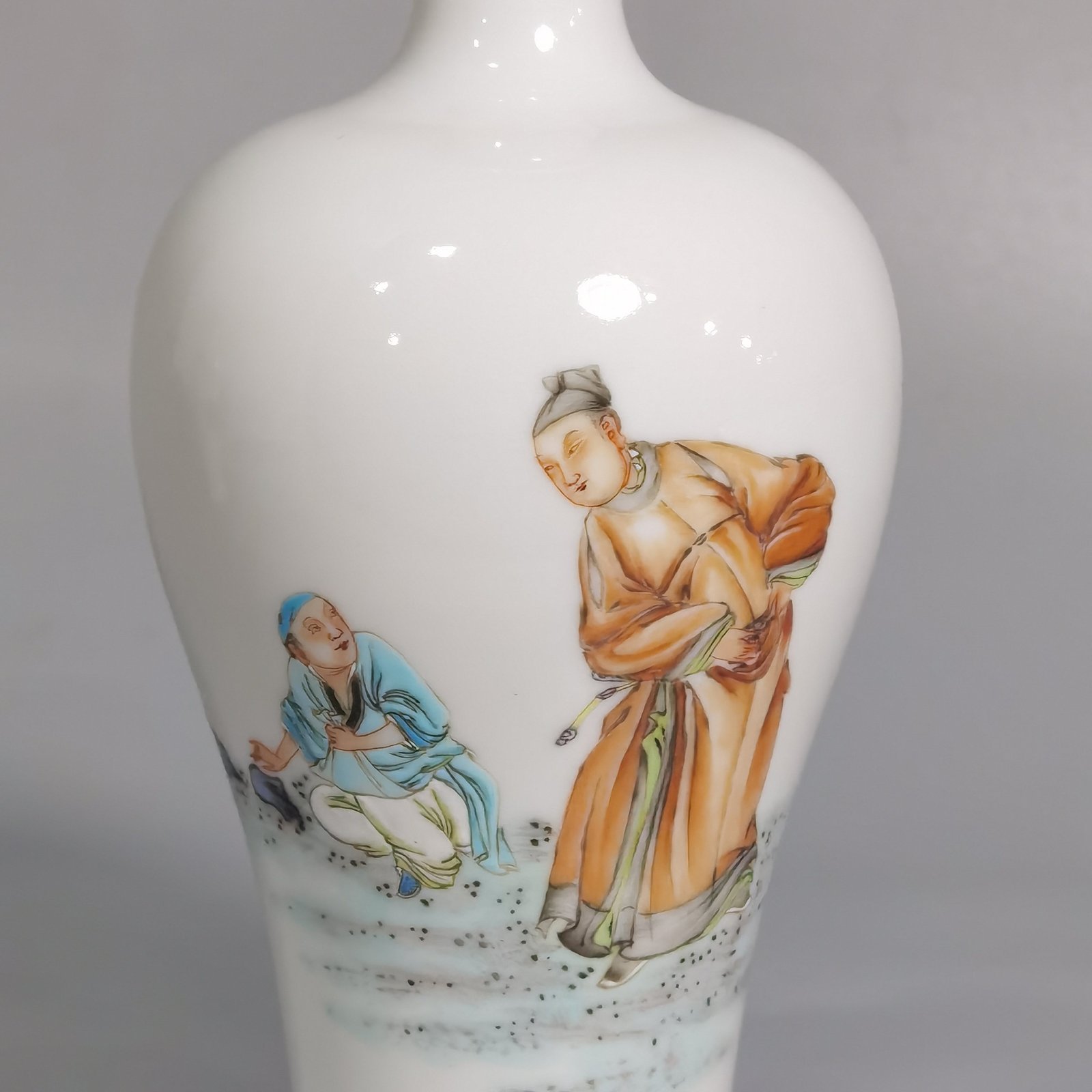 Qing Dynasty Yongzheng pair of small-mouthed bottles with famille rose paintings of Coats