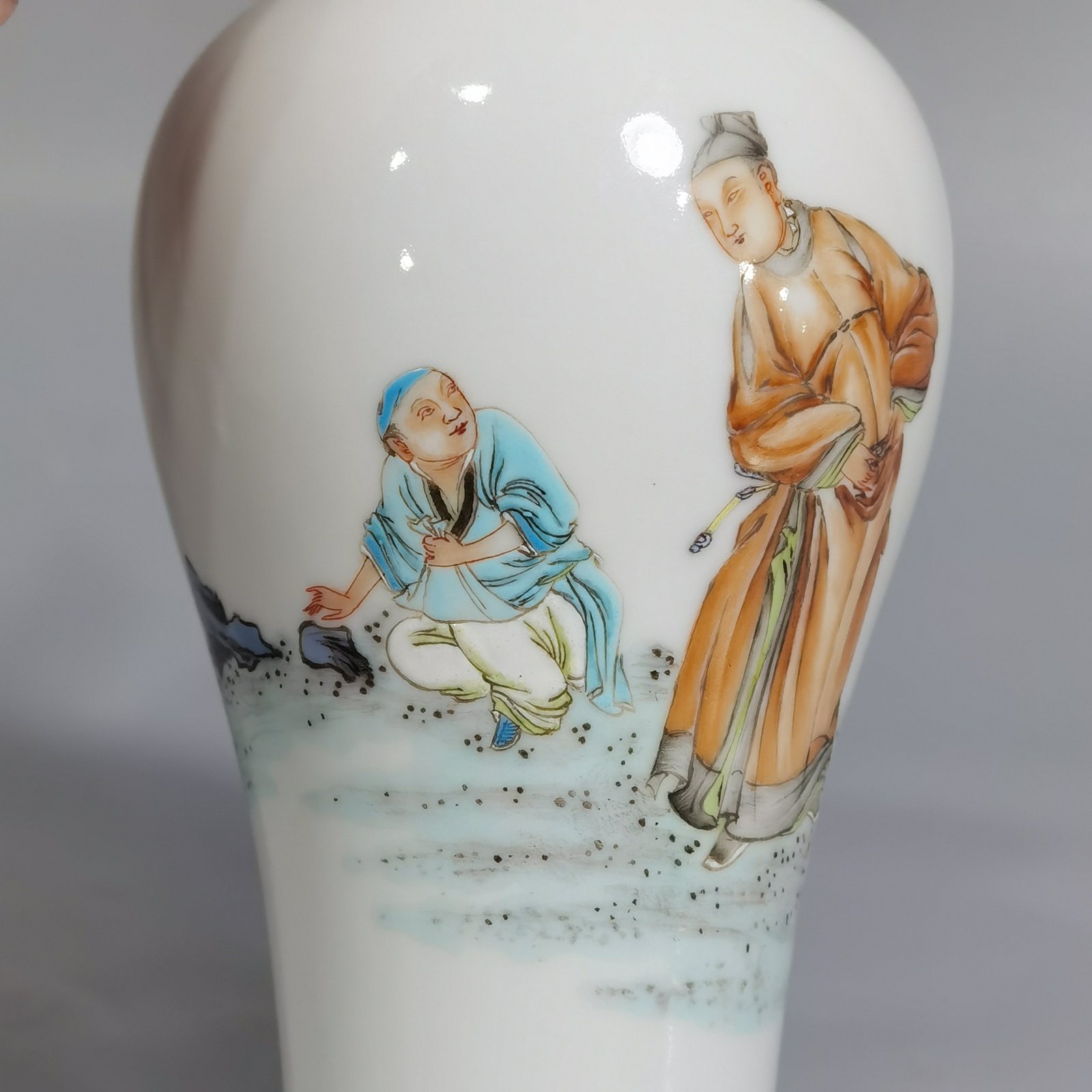 Qing Dynasty Yongzheng pair of small-mouthed bottles with famille rose paintings of Coats
