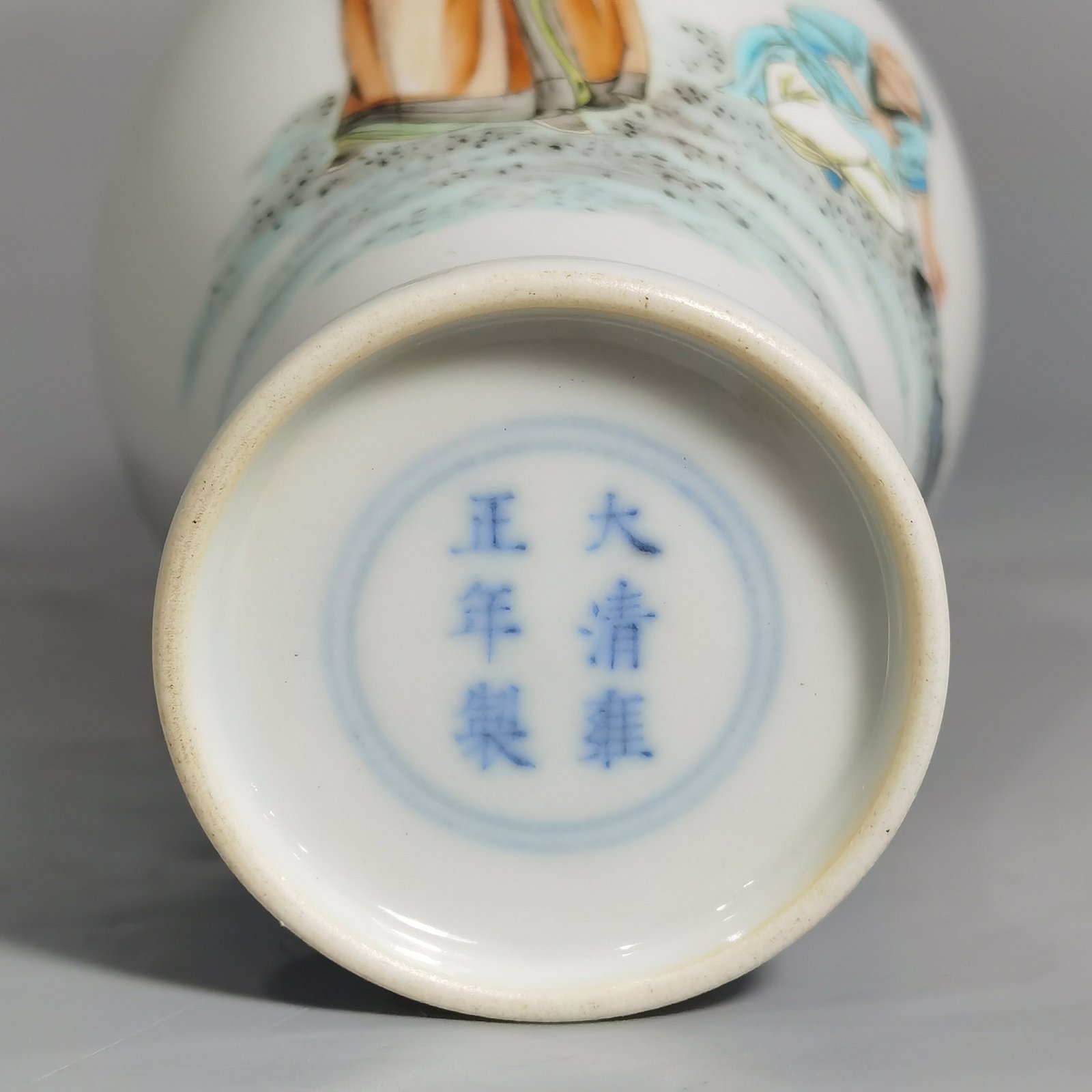 Qing Dynasty Yongzheng pair of small-mouthed bottles with famille rose paintings of Coats