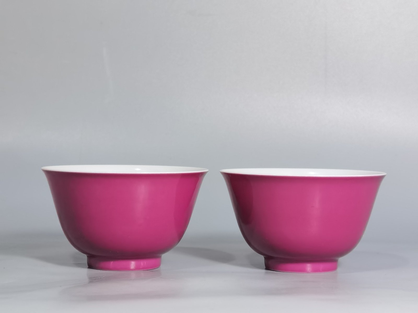 Qing Dynasty Yongzheng pair of rouge red interior famille rose lychee pattern cups
