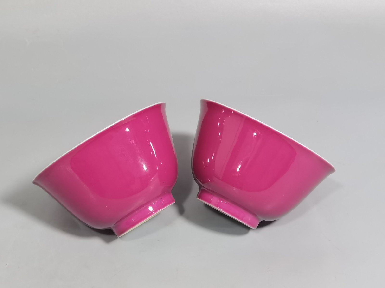 Qing Dynasty Yongzheng pair of rouge red interior famille rose lychee pattern cups