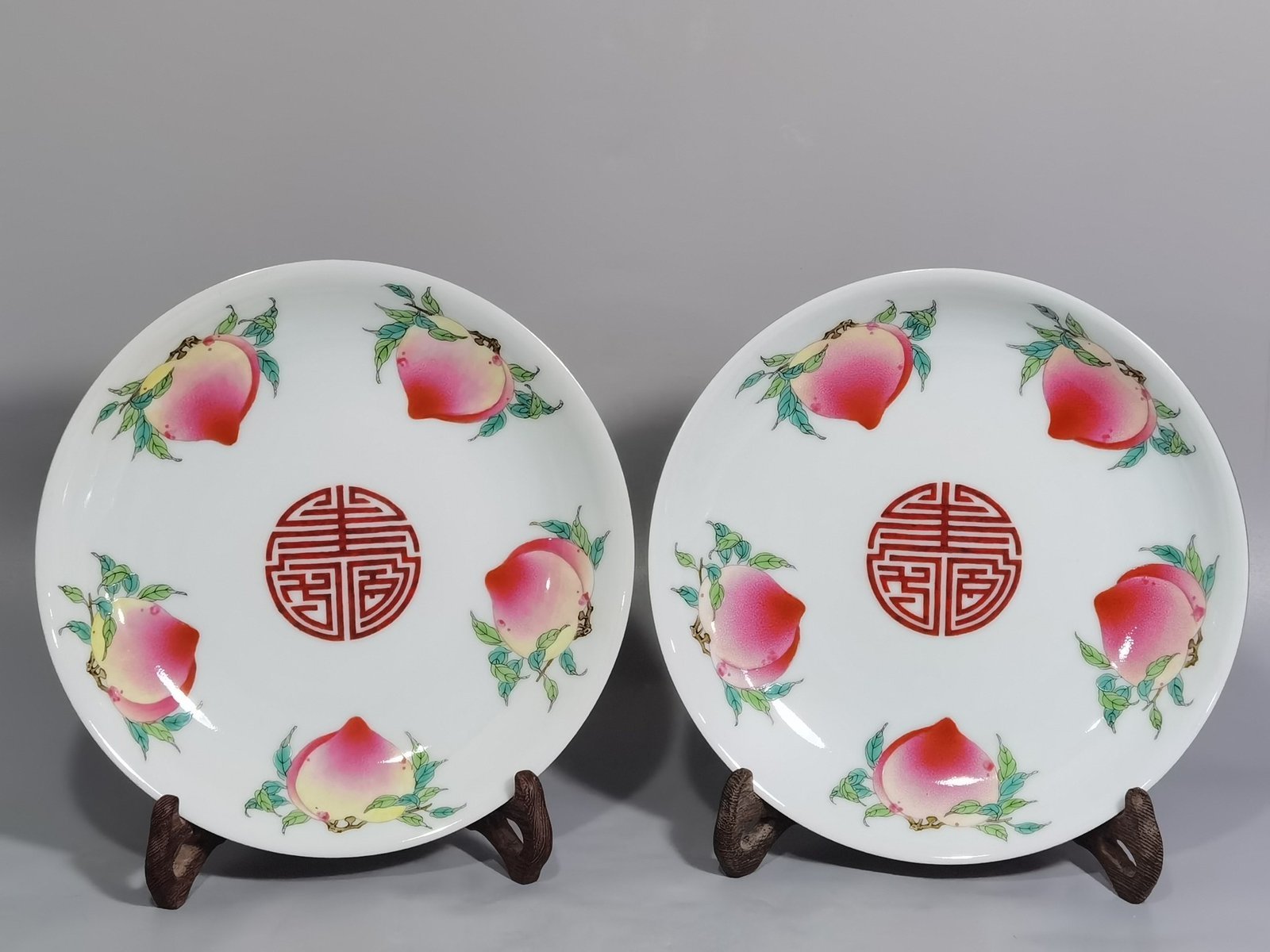 Qing Dynasty Yongzheng rouge ground pastel windowed flower plate