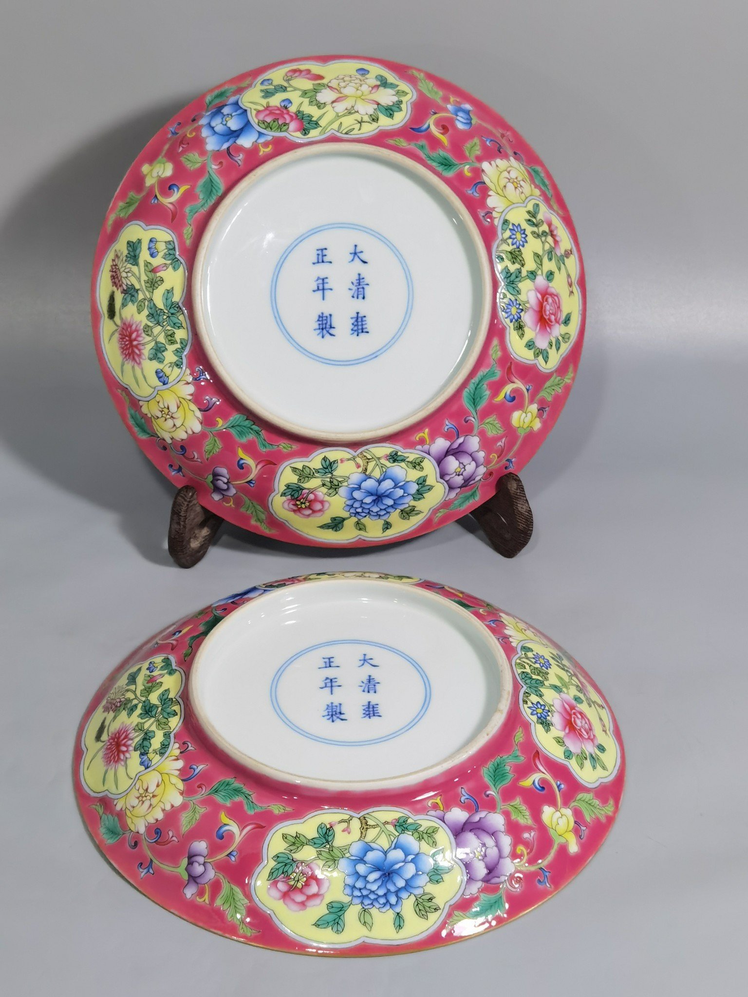 Qing Dynasty Yongzheng rouge ground pastel windowed flower plate