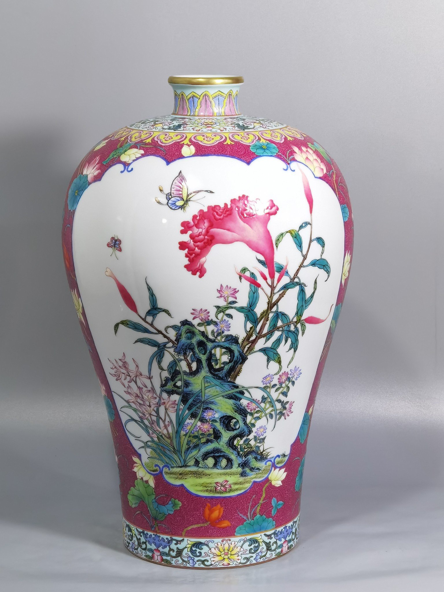 Qing Dynasty Yongzheng carmine red rolled lotus windowed plum vase