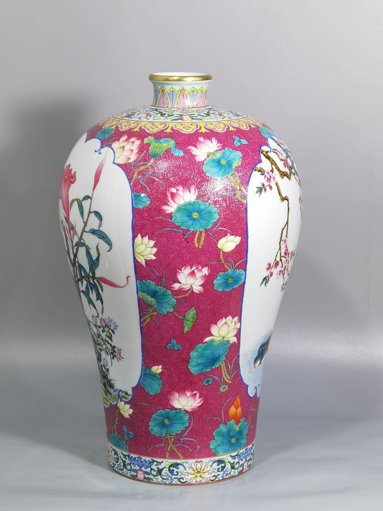 Qing Dynasty Yongzheng carmine red rolled lotus windowed plum vase