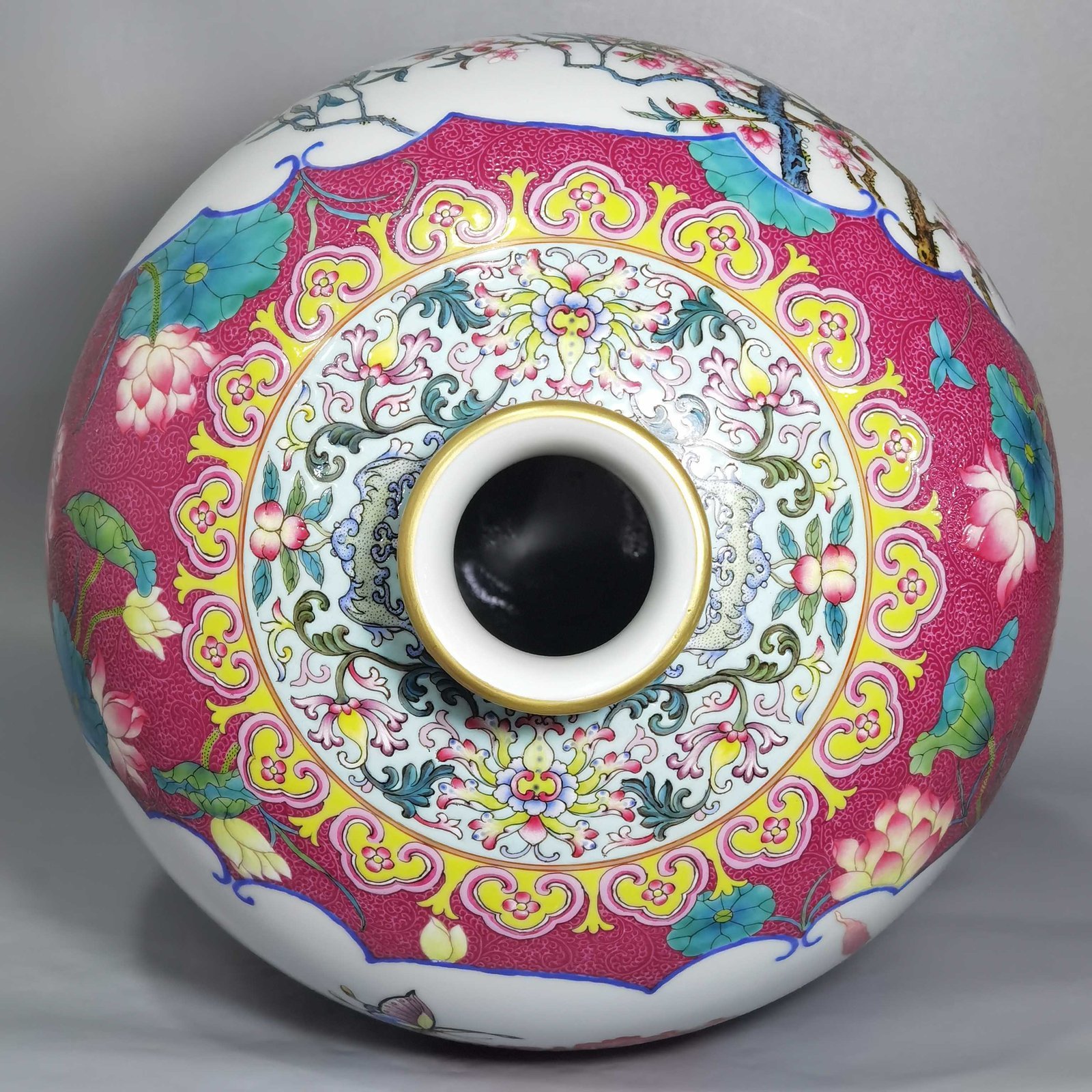 Qing Dynasty Yongzheng carmine red rolled lotus windowed plum vase