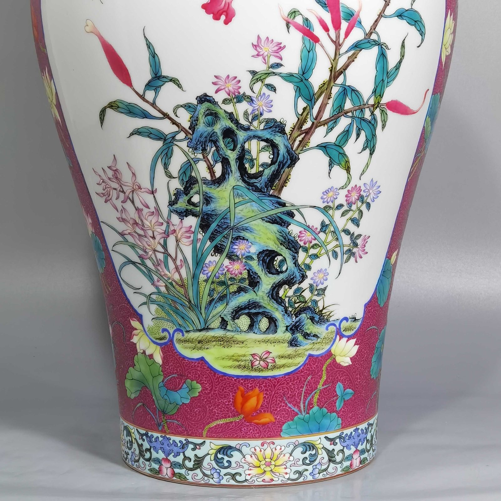 Qing Dynasty Yongzheng carmine red rolled lotus windowed plum vase