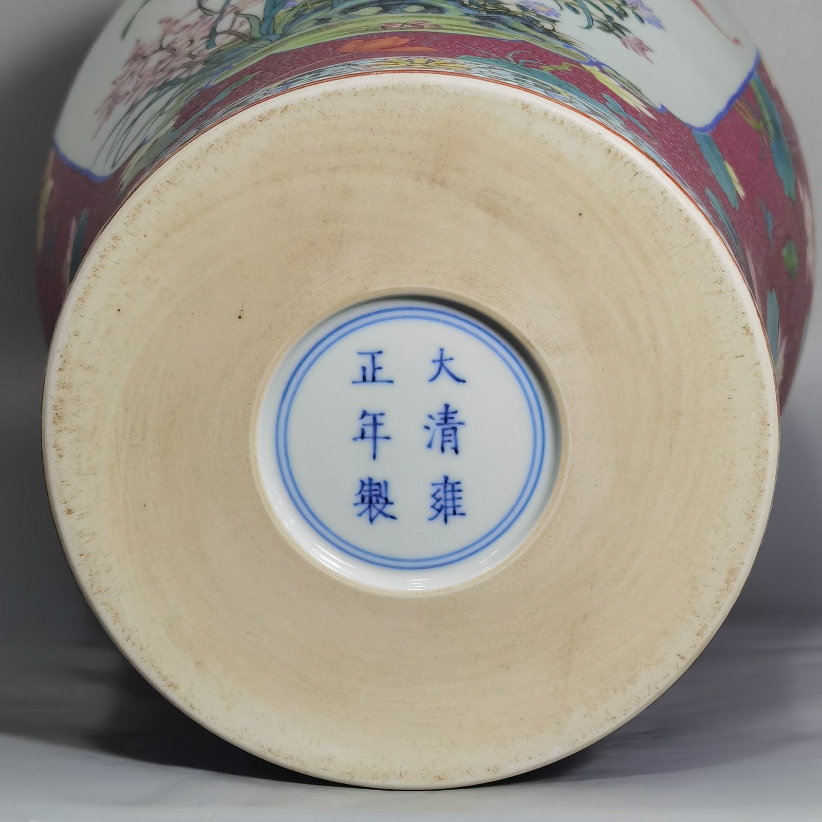Qing Dynasty Yongzheng carmine red rolled lotus windowed plum vase