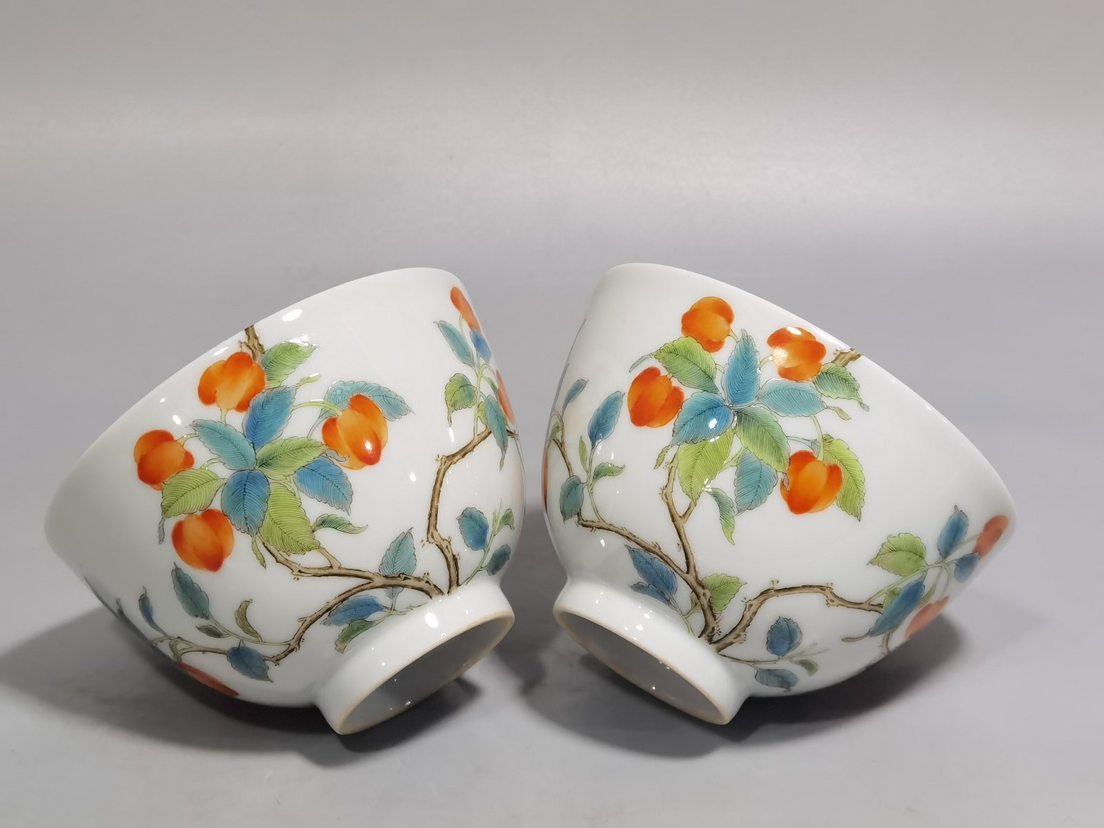 Qing Dynasty Yongzheng pair of pastel pastel cherry and flower pattern tea rounds