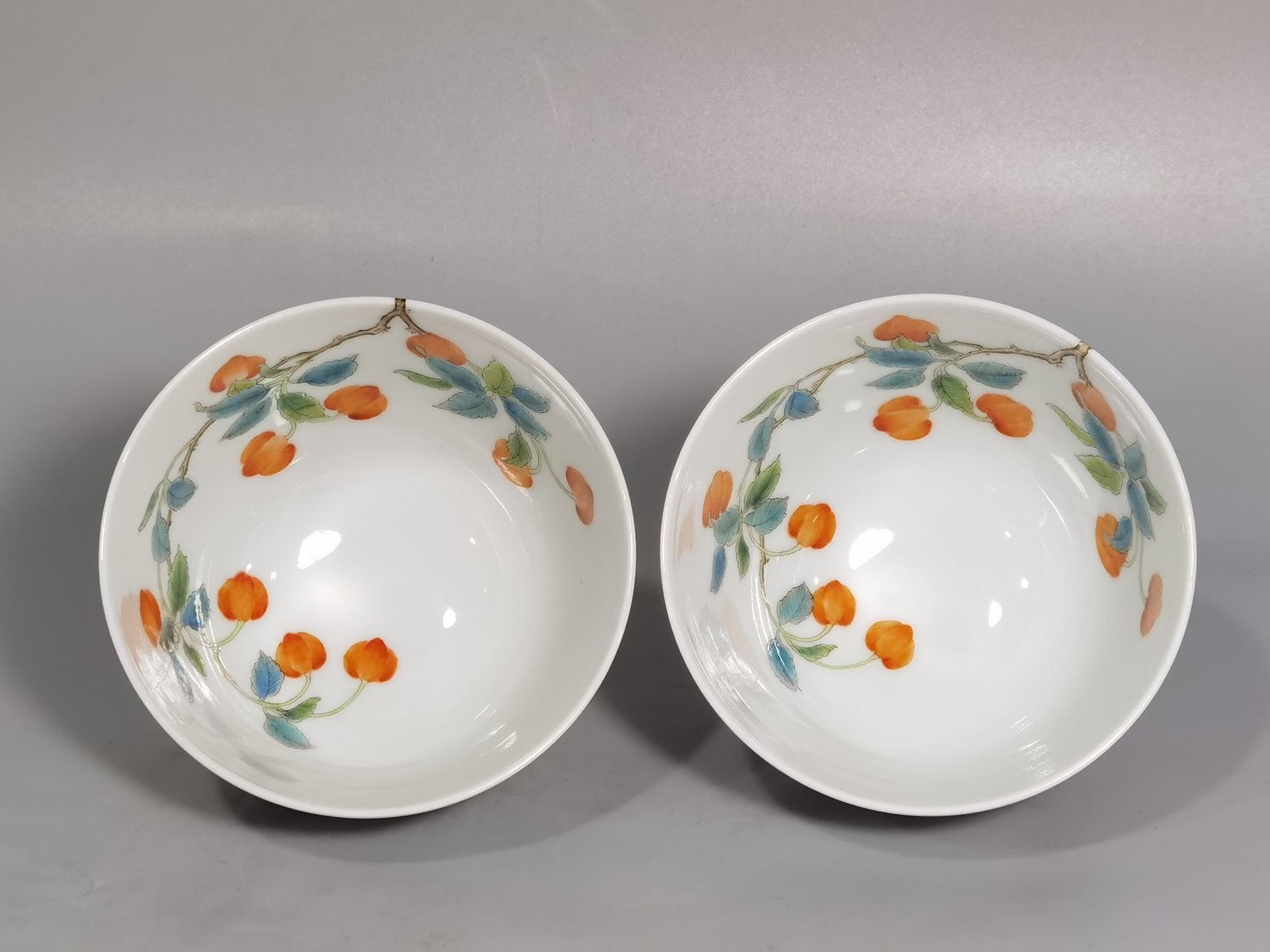 Qing Dynasty Yongzheng pair of pastel pastel cherry and flower pattern tea rounds