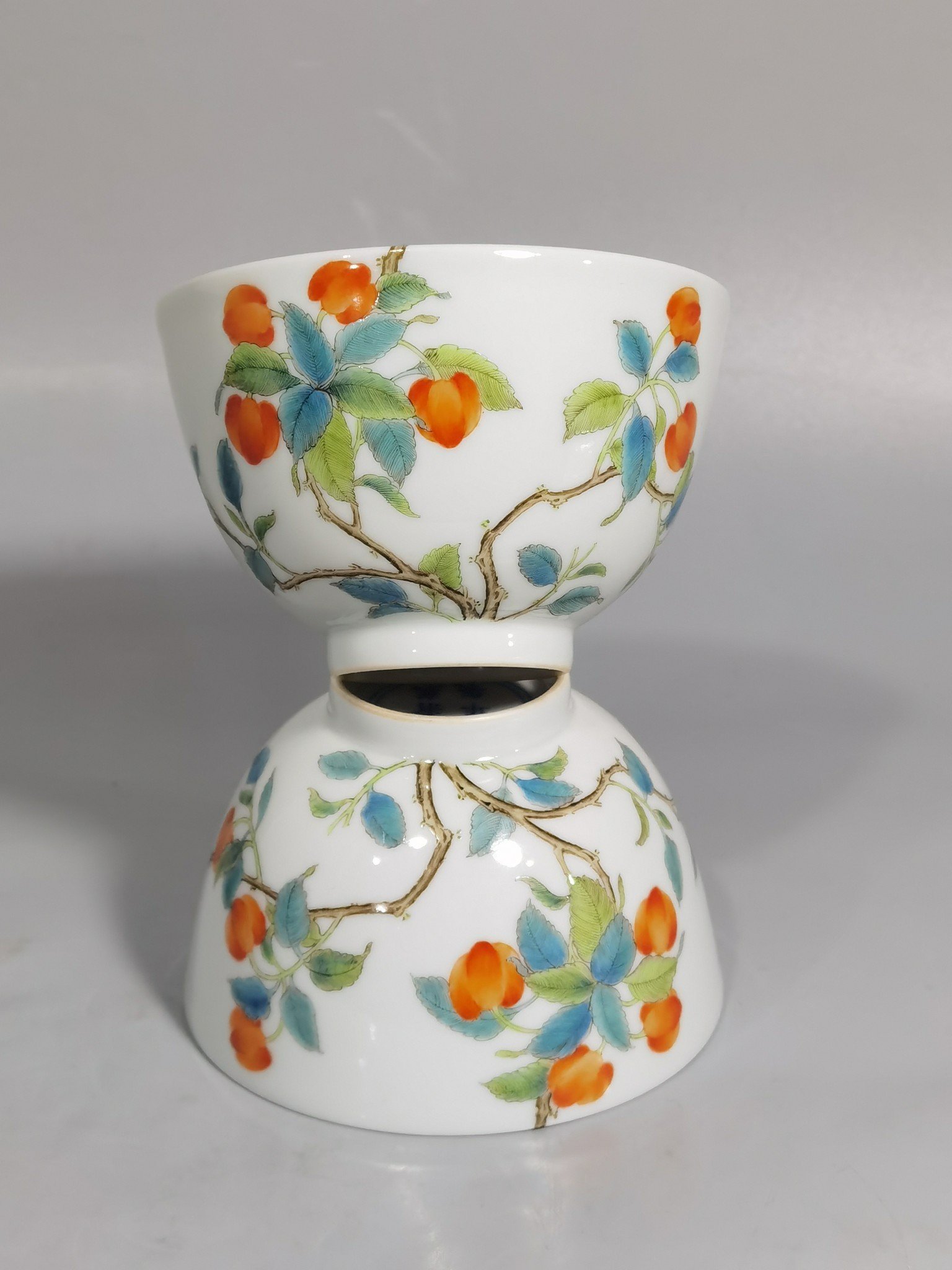 Qing Dynasty Yongzheng pair of pastel pastel cherry and flower pattern tea rounds