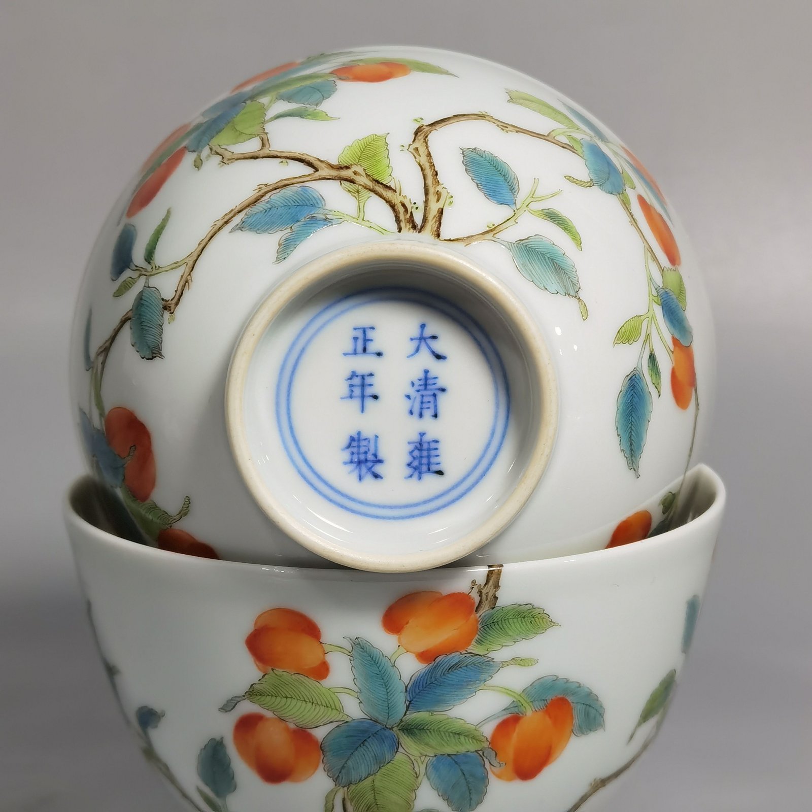 Qing Dynasty Yongzheng pair of pastel pastel cherry and flower pattern tea rounds