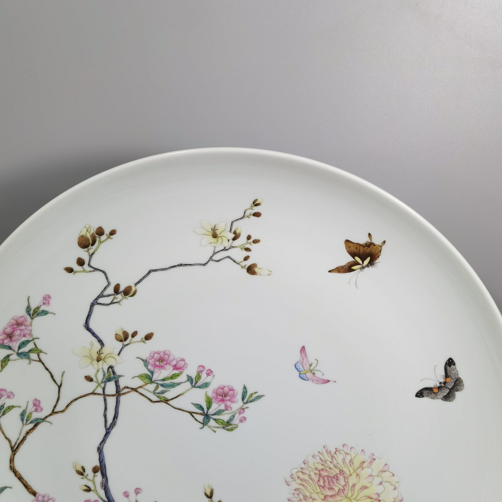 Qing Dynasty Yongzheng pastel pink butterfly and peony flowers large plate