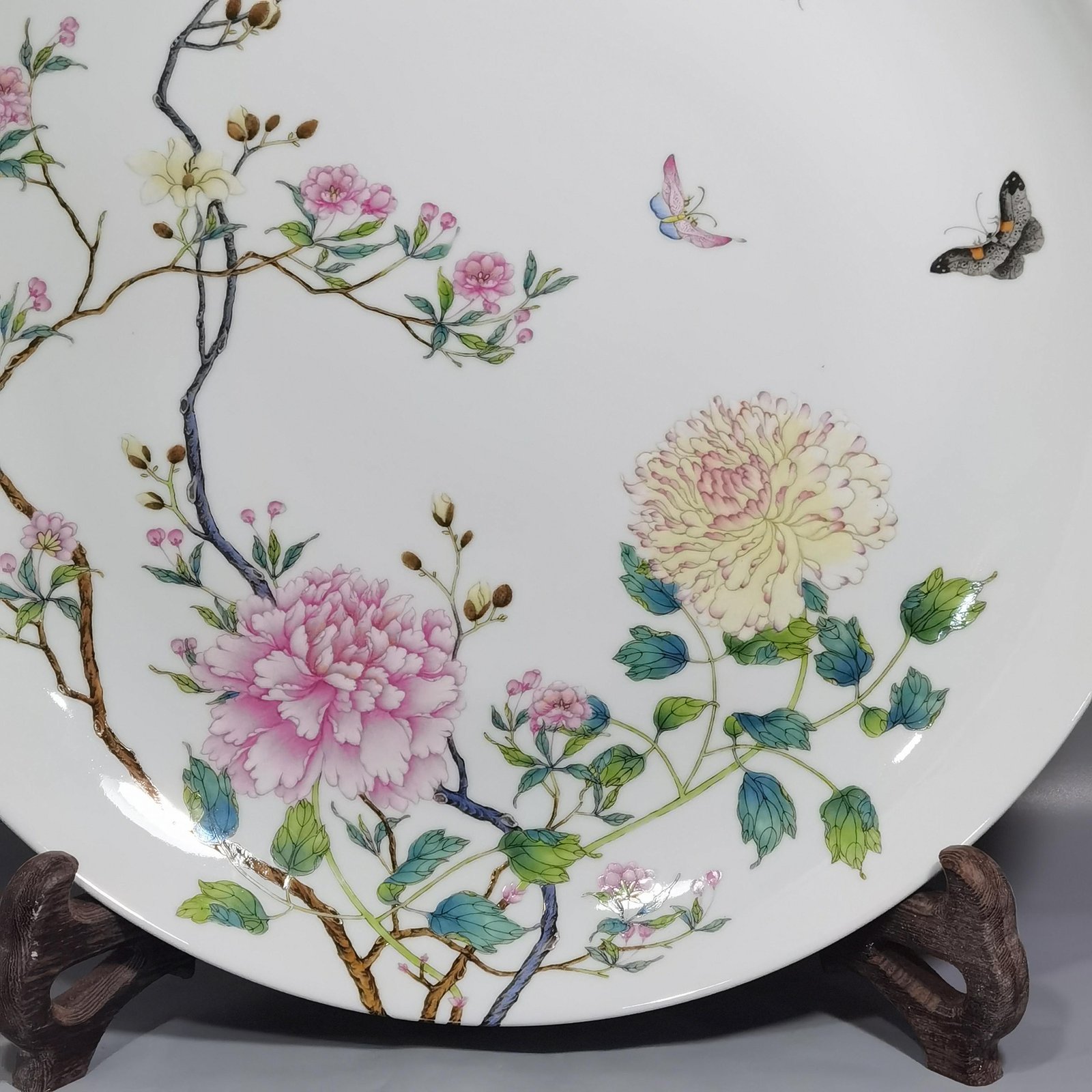 Qing Dynasty Yongzheng pastel pink butterfly and peony flowers large plate