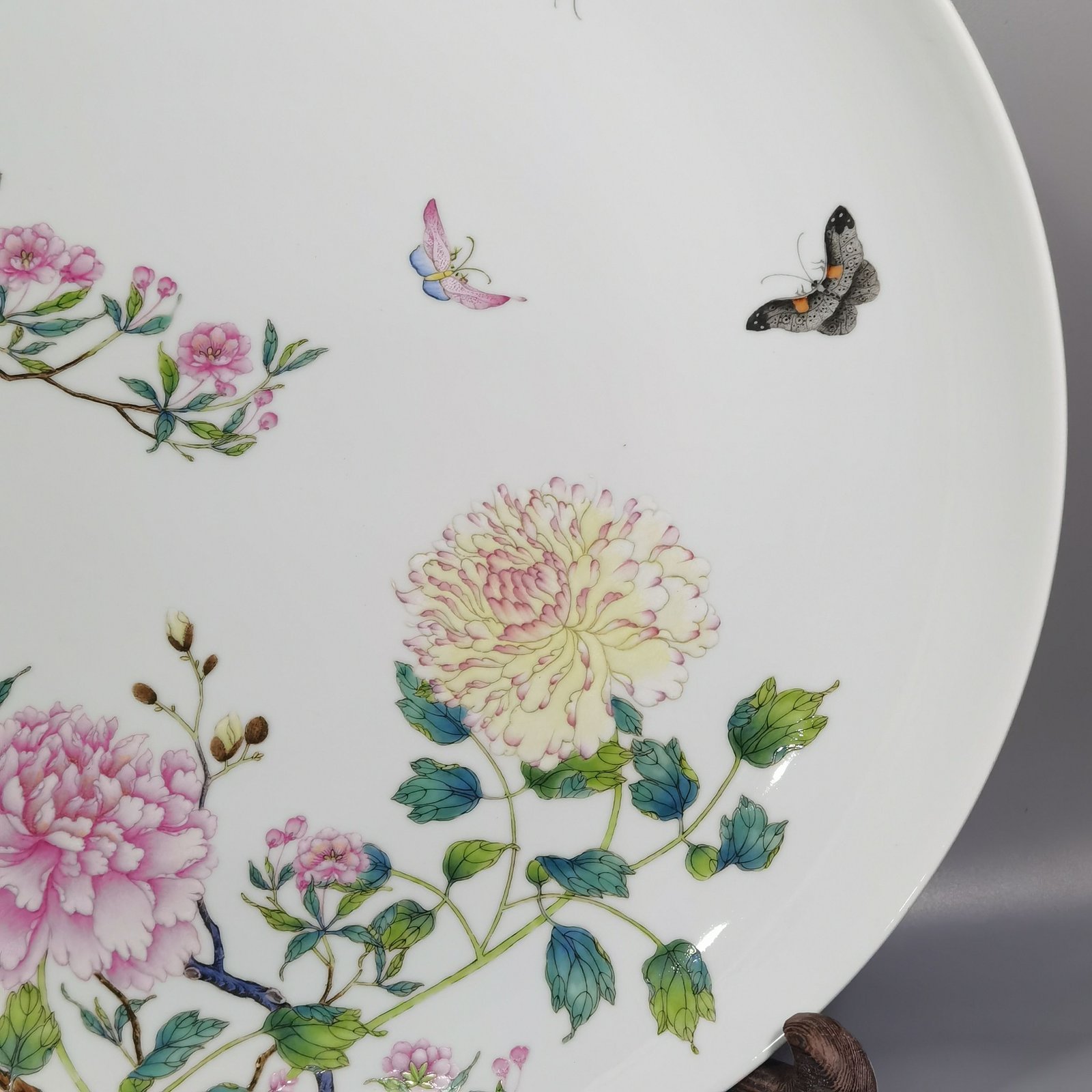 Qing Dynasty Yongzheng pastel pink butterfly and peony flowers large plate