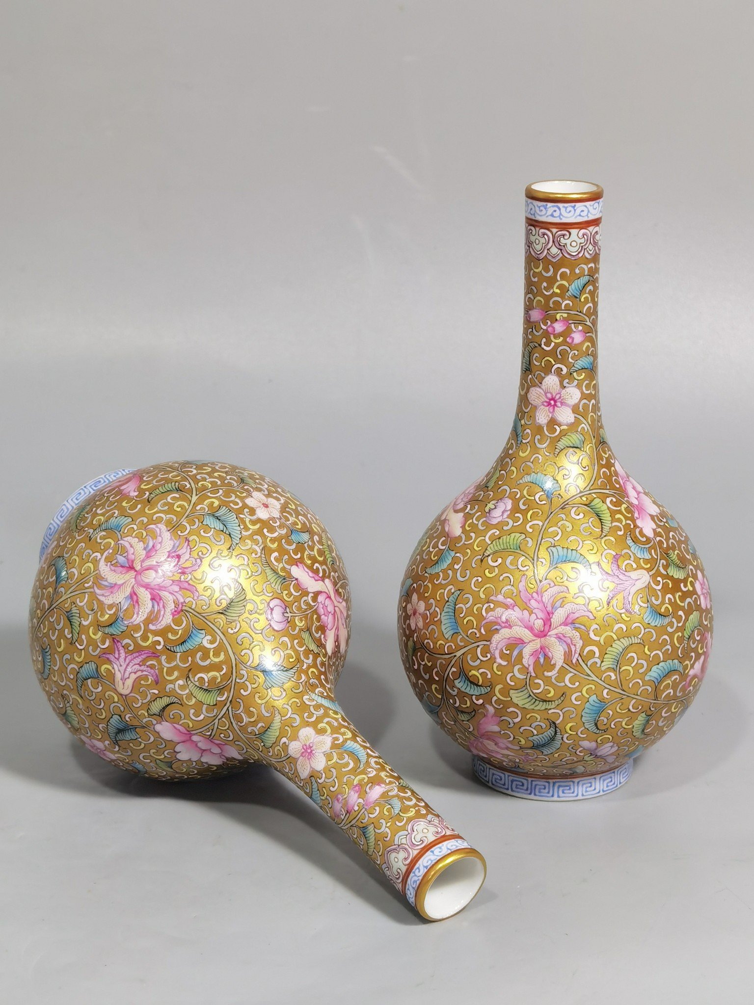 Qing Dynasty Yongzheng gold-colored foreign-colored vase with entwined branches and floral patterns