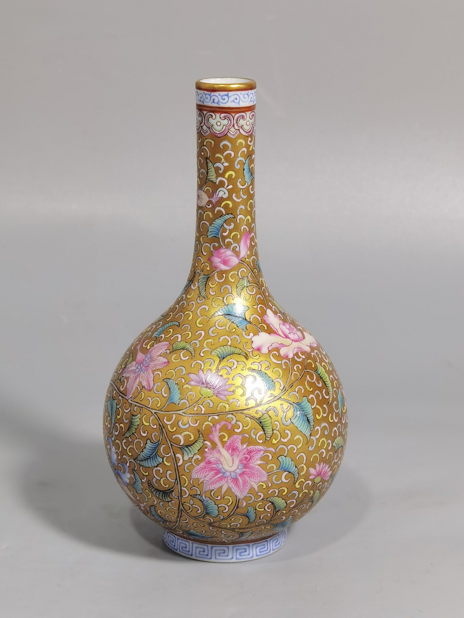 Qing Dynasty Yongzheng gold-colored foreign-colored vase with entwined branches and floral patterns