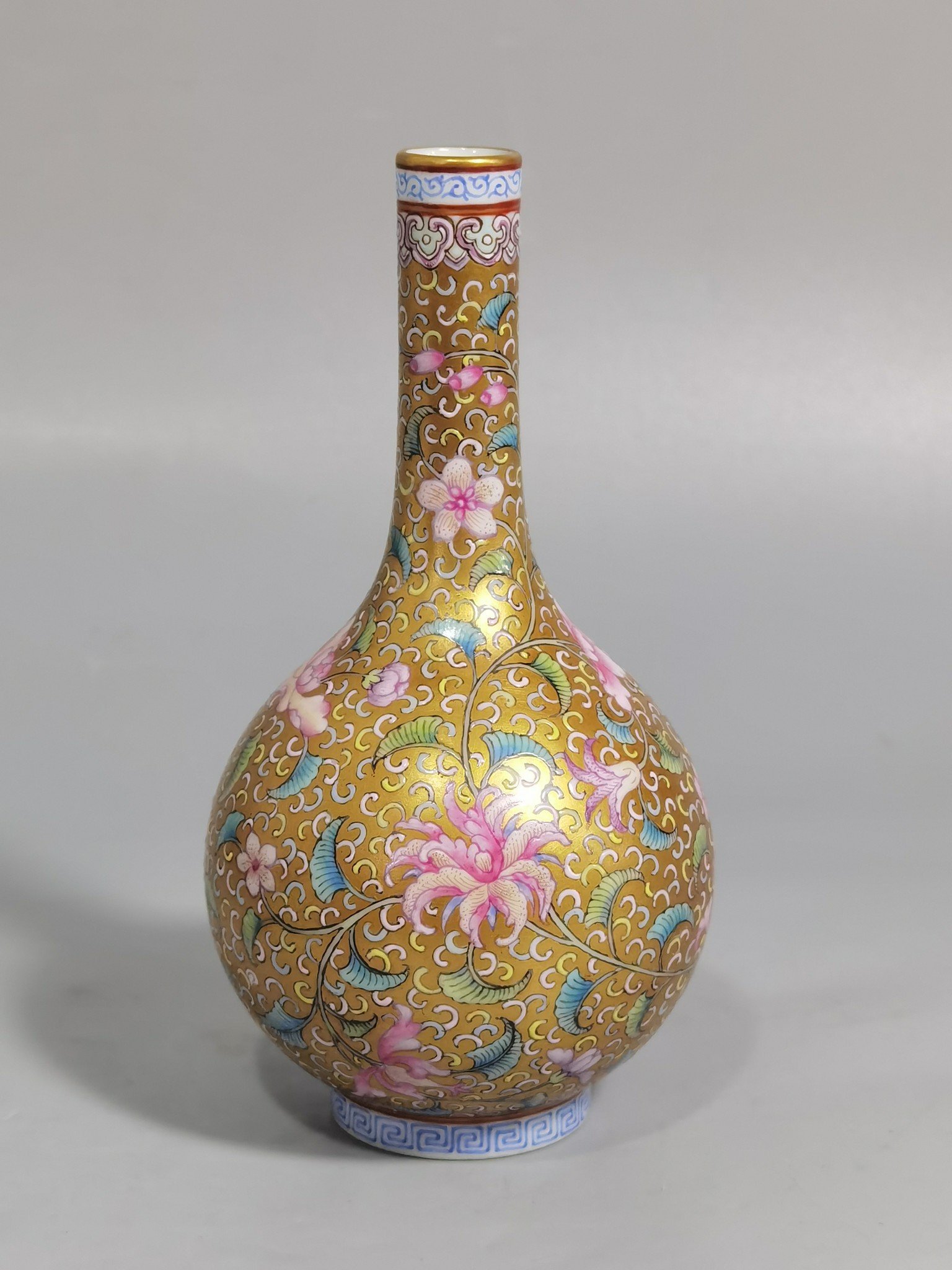 Qing Dynasty Yongzheng gold-colored foreign-colored vase with entwined branches and floral patterns