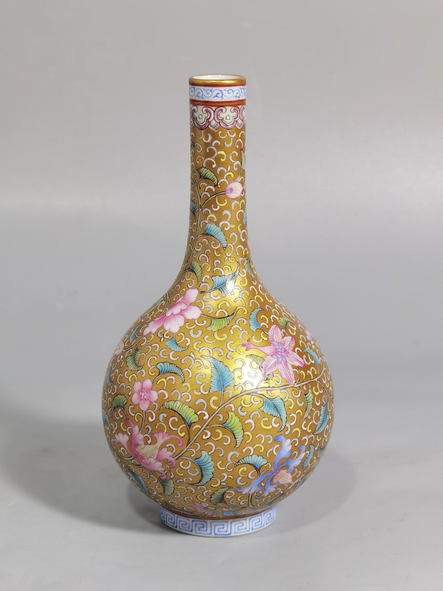 Qing Dynasty Yongzheng gold-colored foreign-colored vase with entwined branches and floral patterns