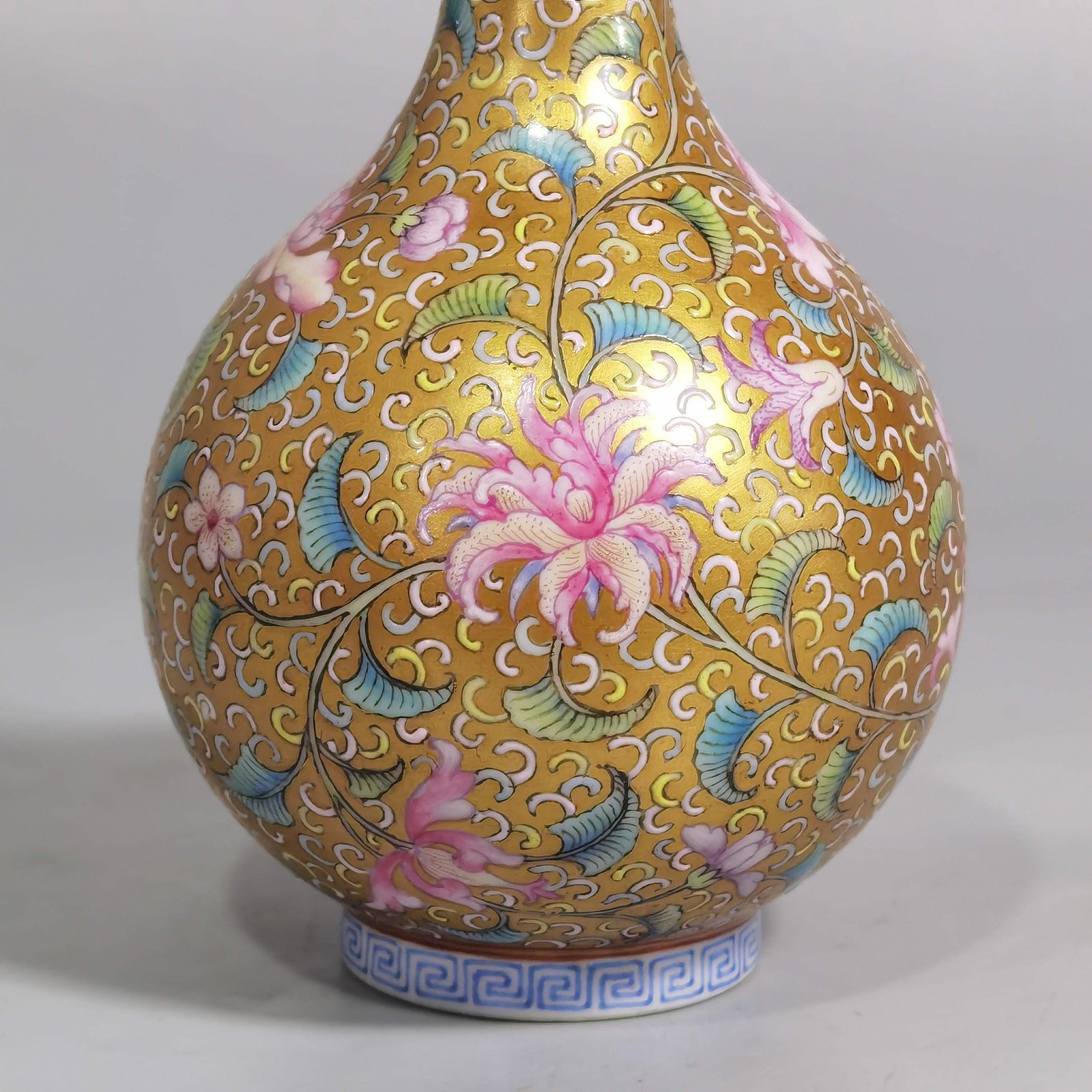 Qing Dynasty Yongzheng gold-colored foreign-colored vase with entwined branches and floral patterns