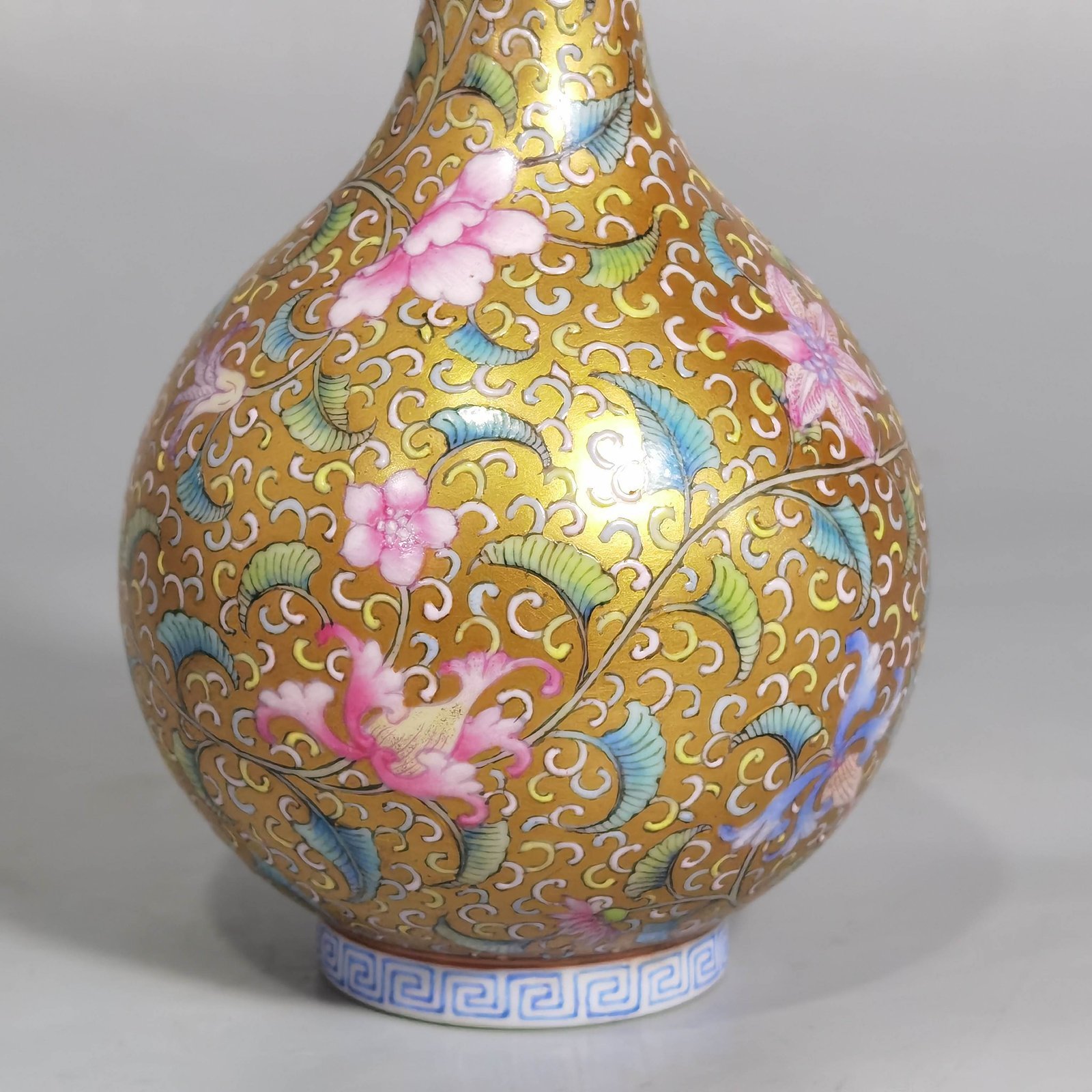 Qing Dynasty Yongzheng gold-colored foreign-colored vase with entwined branches and floral patterns