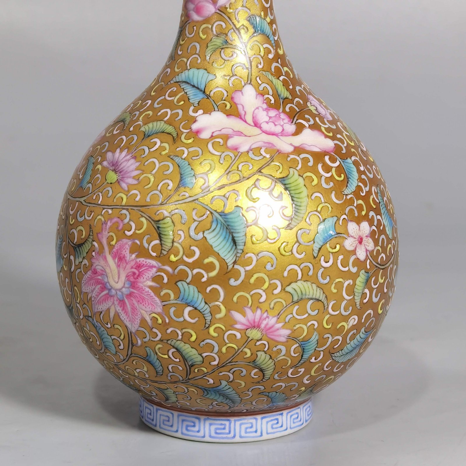 Qing Dynasty Yongzheng gold-colored foreign-colored vase with entwined branches and floral patterns