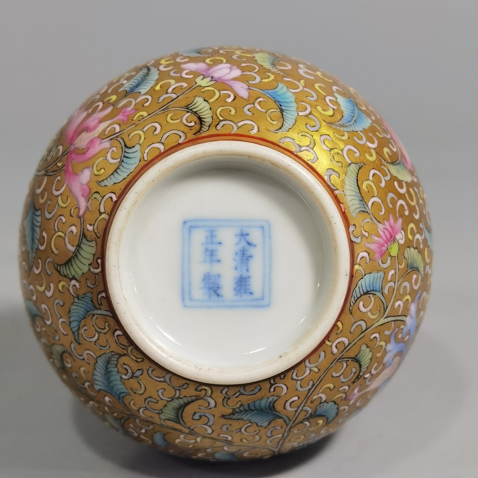 Qing Dynasty Yongzheng gold-colored foreign-colored vase with entwined branches and floral patterns