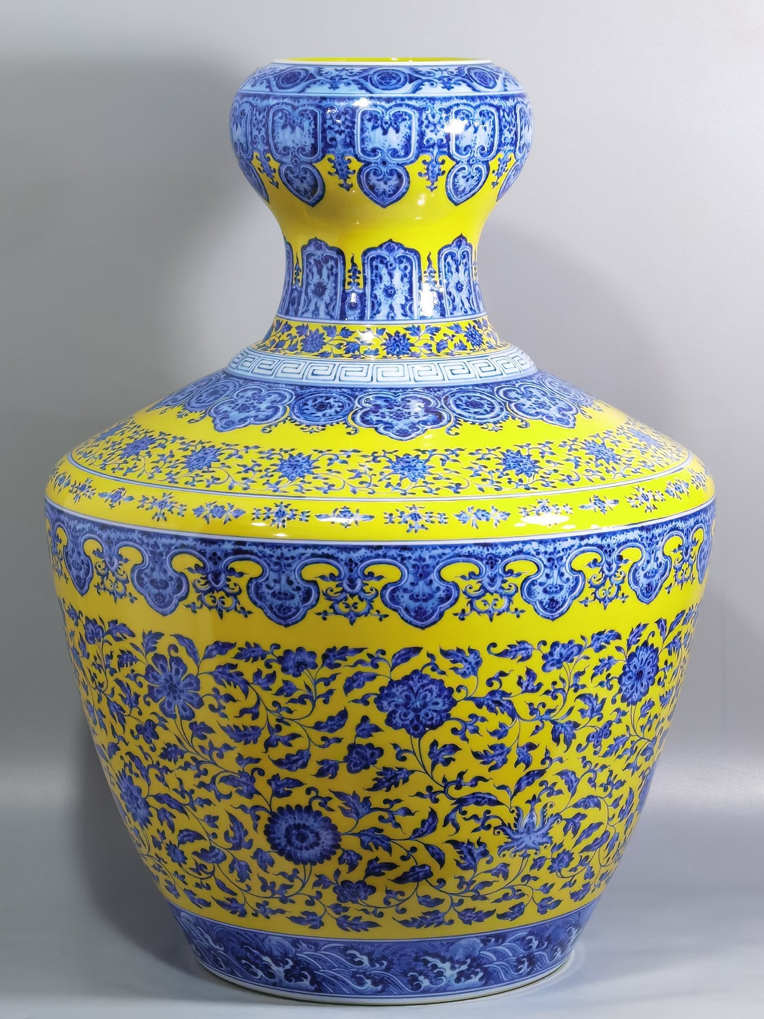 Qing Dynasty Yongzheng blue and white with yellow glaze and lotus pattern mouth-washing statue