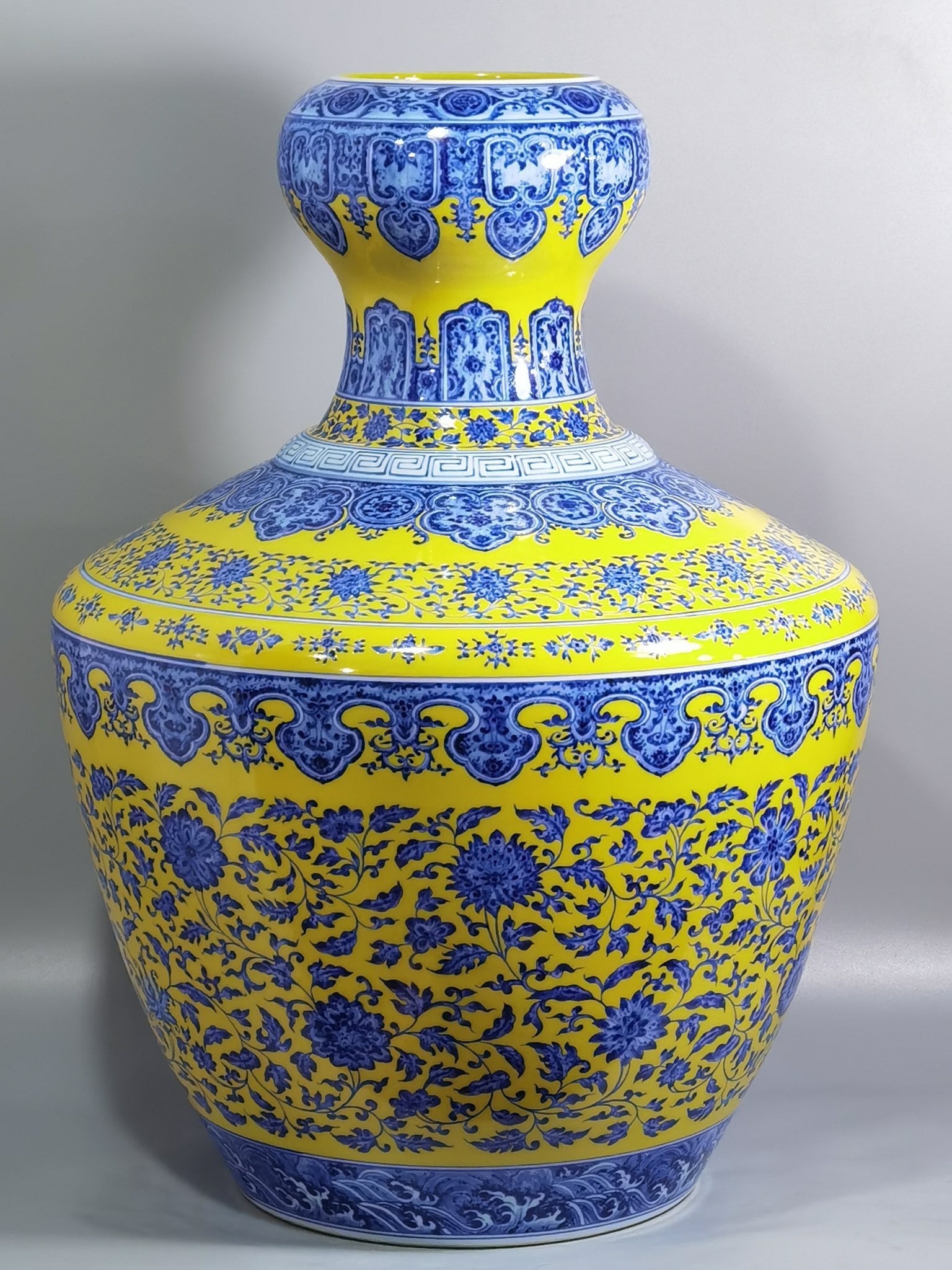 Qing Dynasty Yongzheng blue and white with yellow glaze and lotus pattern mouth-washing statue