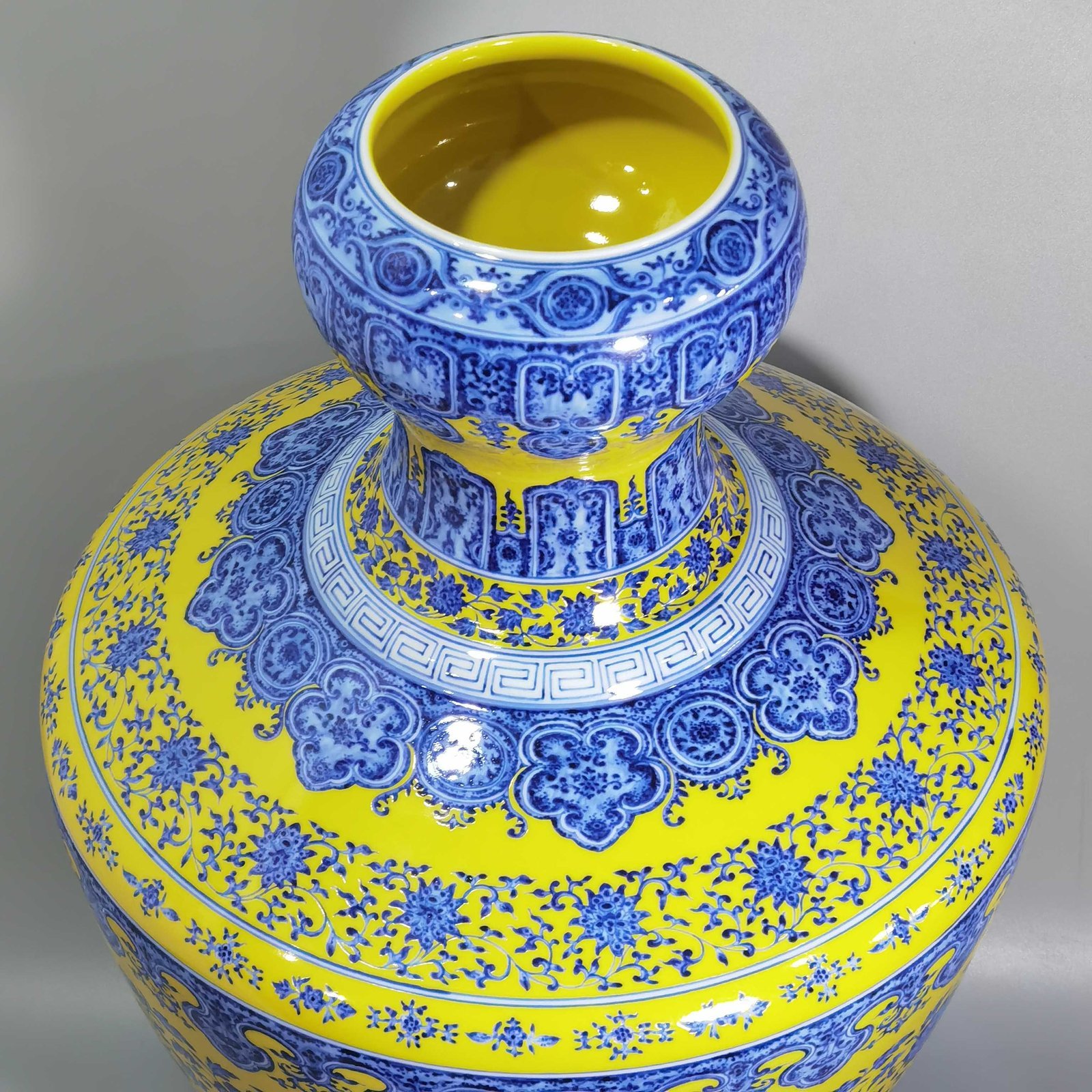 Qing Dynasty Yongzheng blue and white with yellow glaze and lotus pattern mouth-washing statue