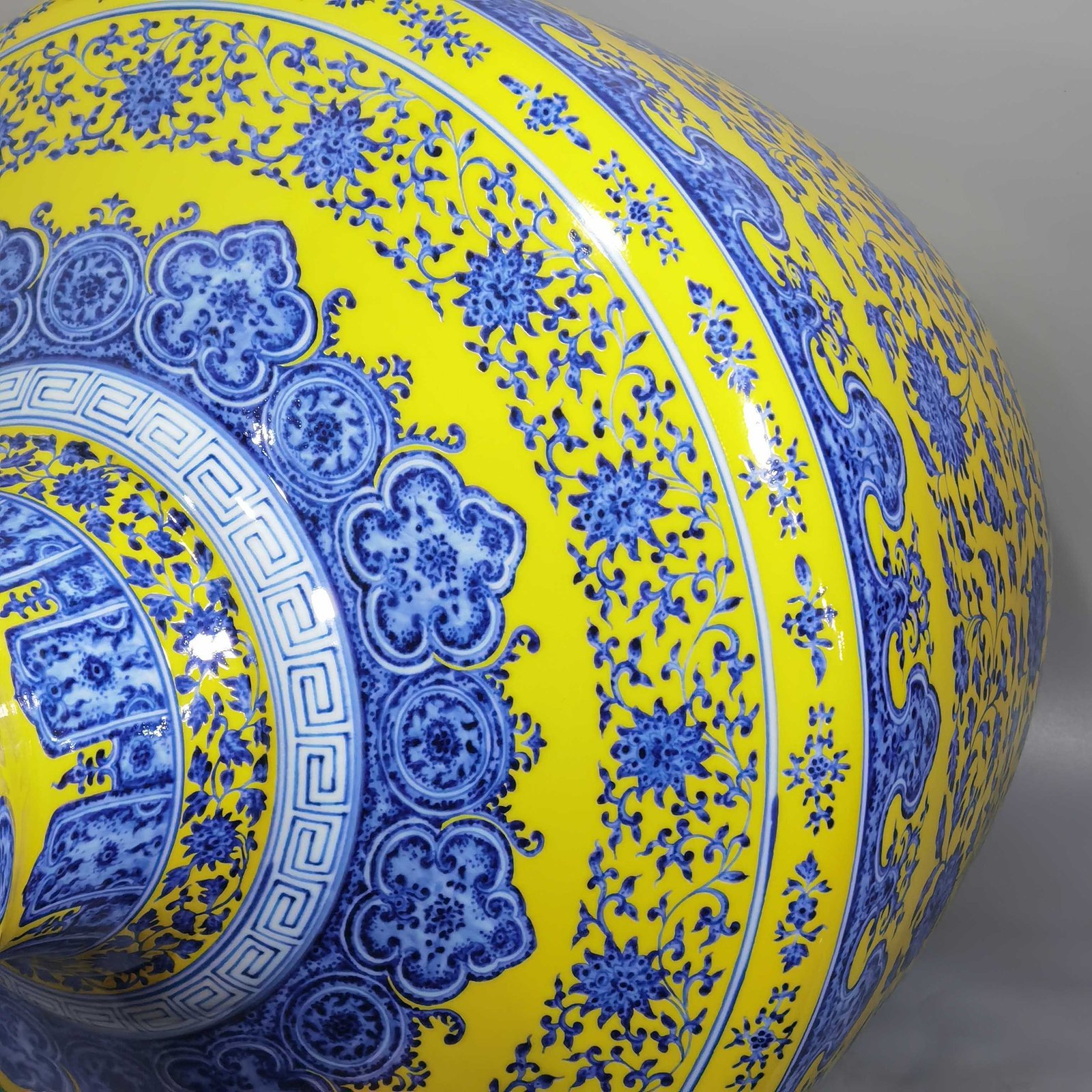 Qing Dynasty Yongzheng blue and white with yellow glaze and lotus pattern mouth-washing statue