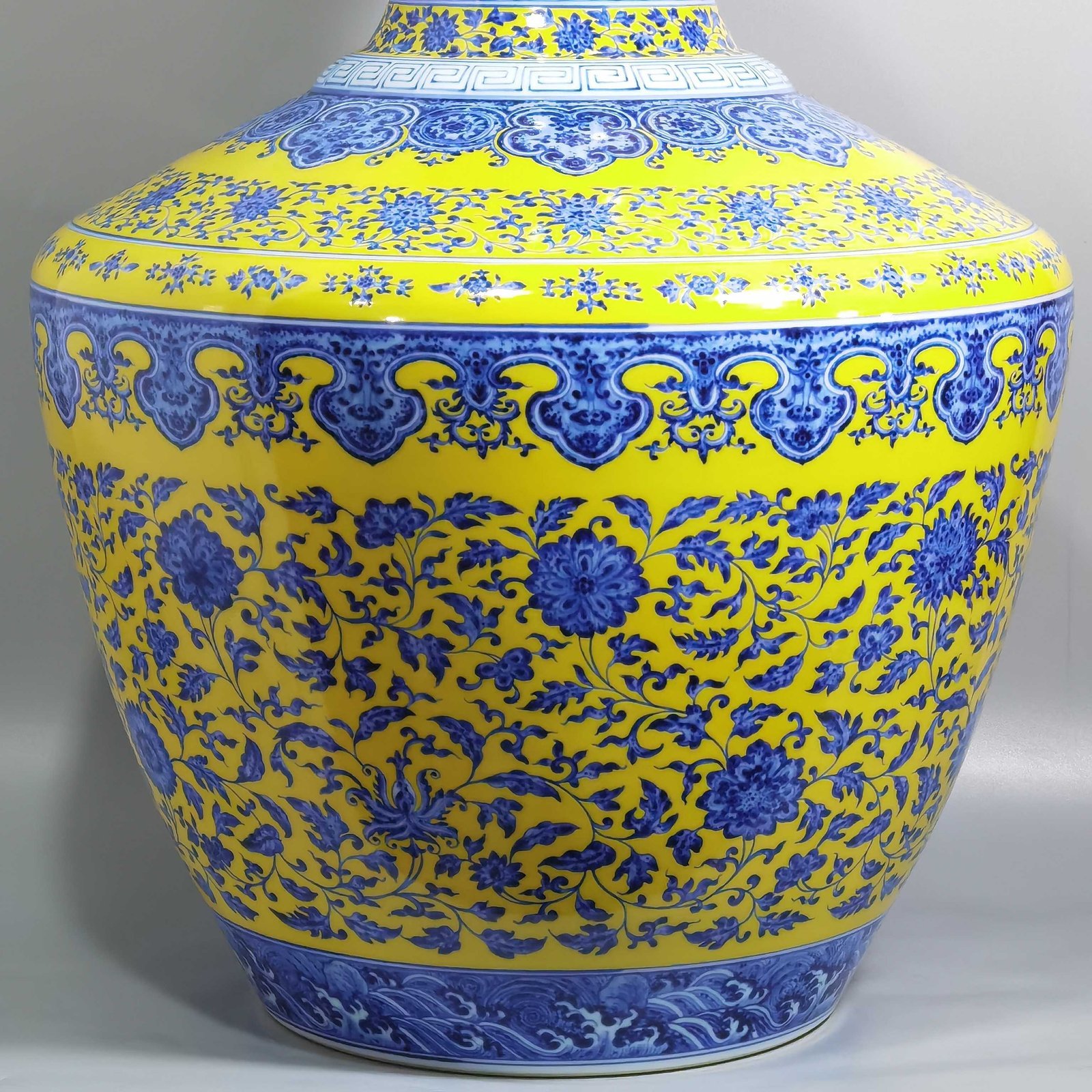 Qing Dynasty Yongzheng blue and white with yellow glaze and lotus pattern mouth-washing statue